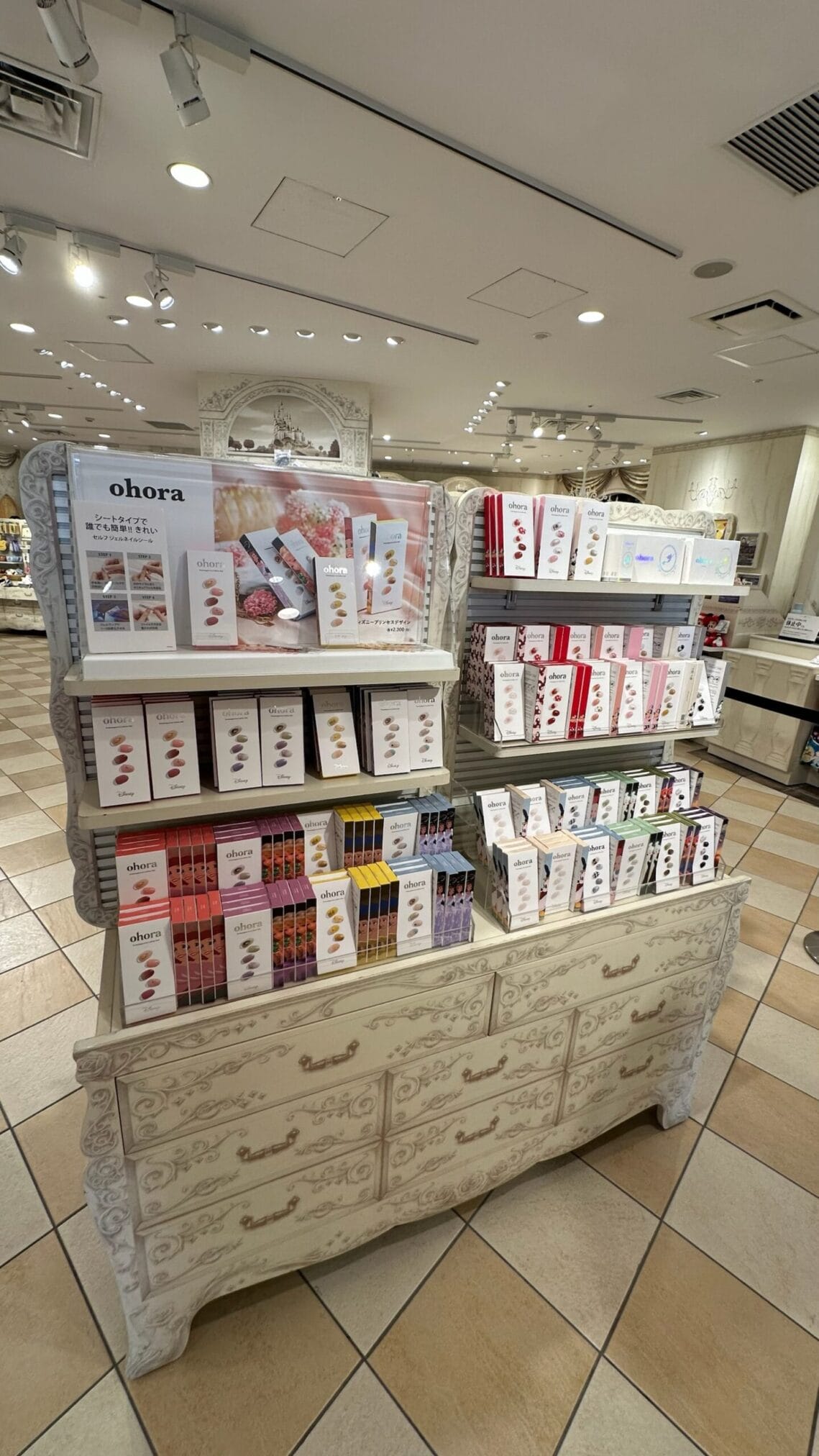 ชั้นวางผลิตภัณฑ์ Ohora เล็บเจลสำเร็จรูป พร้อมป้าย "ใครๆ ก็ทำได้ง่ายๆ" เหมาะสำหรับบทความขับรถเที่ยวคิวชู