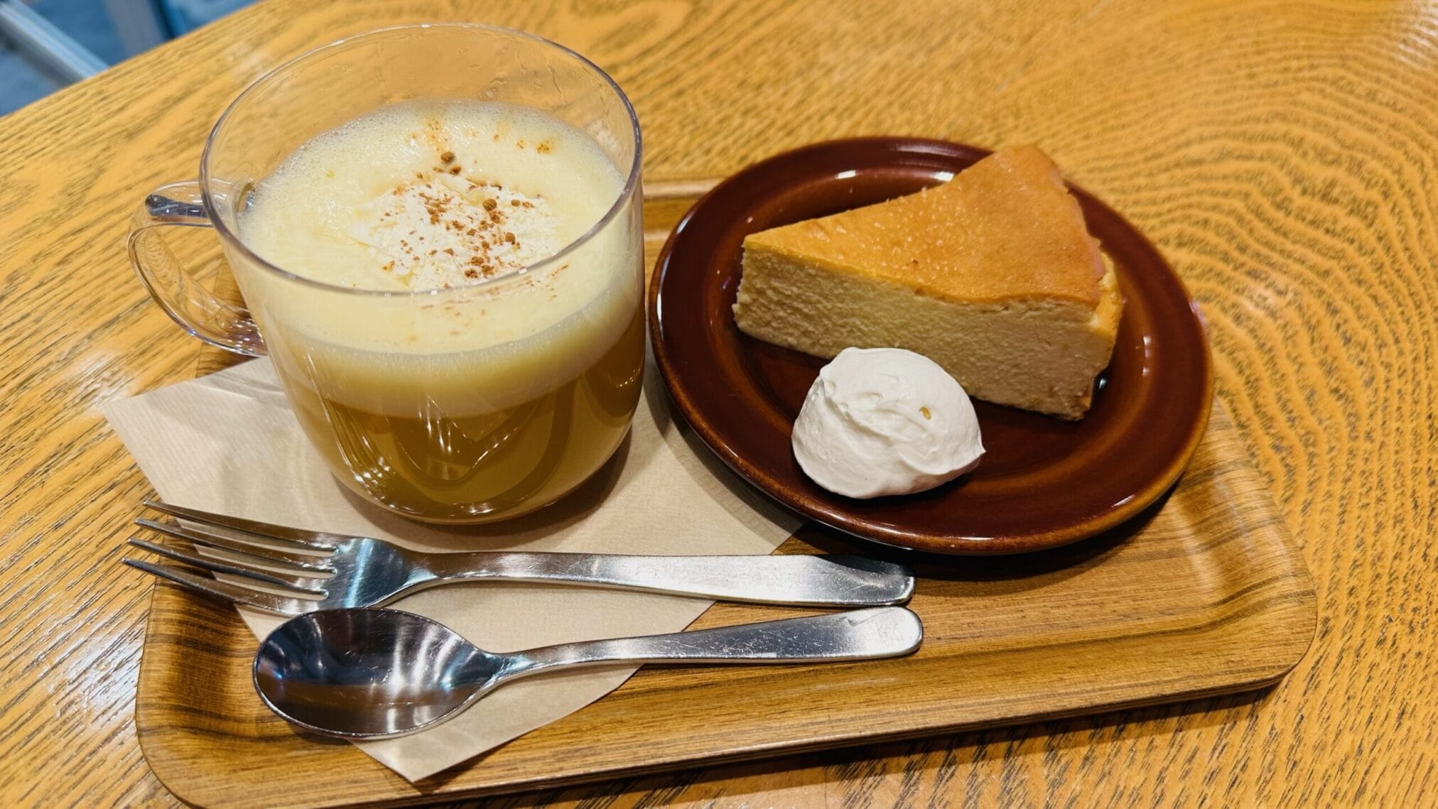 เครื่องดื่มและชีสเค้กบนถาดไม้ ร้านอาหารในฟุกุโอกะ โออิตะ คุมาโมโต นากาซากิ