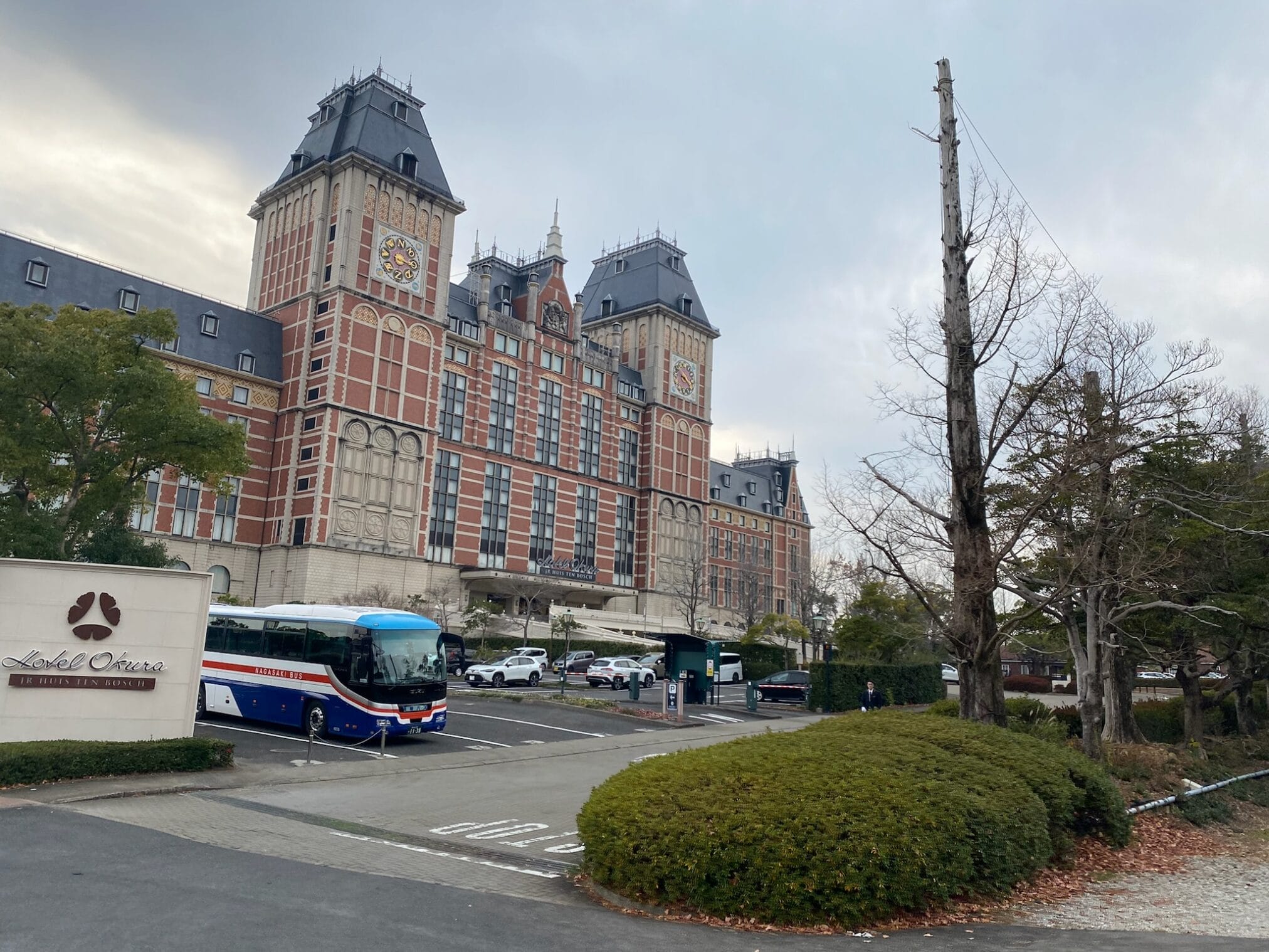 โรงแรม Hotel Okura Fukuoka สถาปัตยกรรมสวยงาม รถบัสจอดอยู่ด้านหน้า