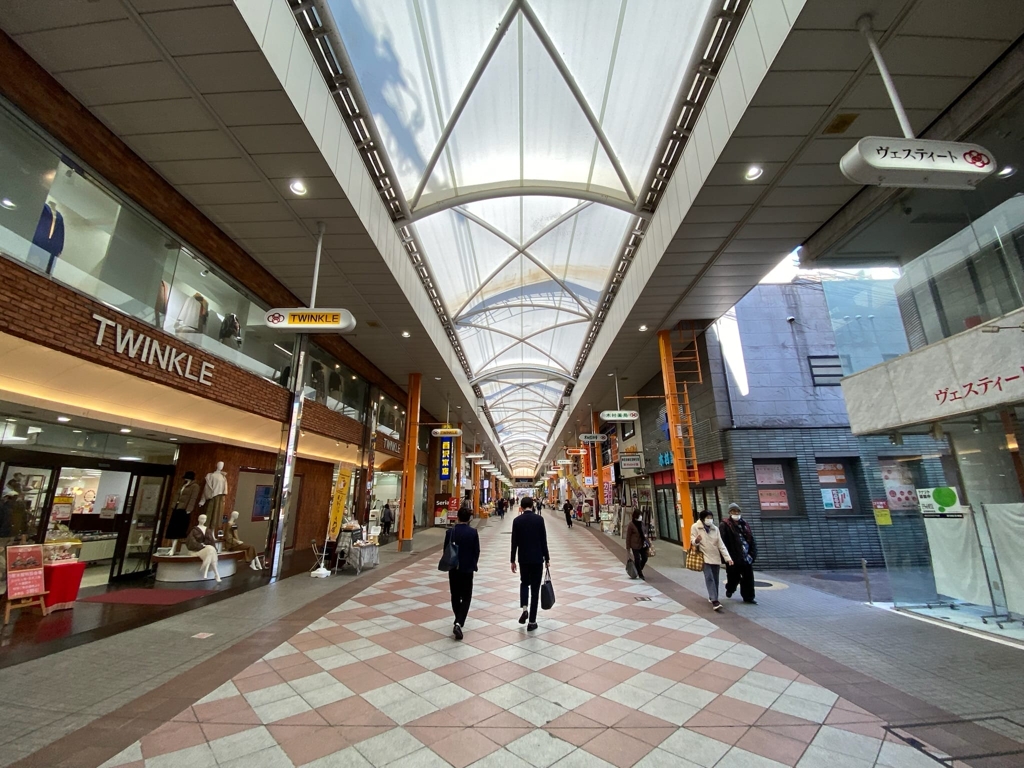 ถนนคนเดินมีหลังคาคลุมในฟุกุโอกะ มีร้านค้า Twinkle และร้านอื่น ๆ อีกมากมาย