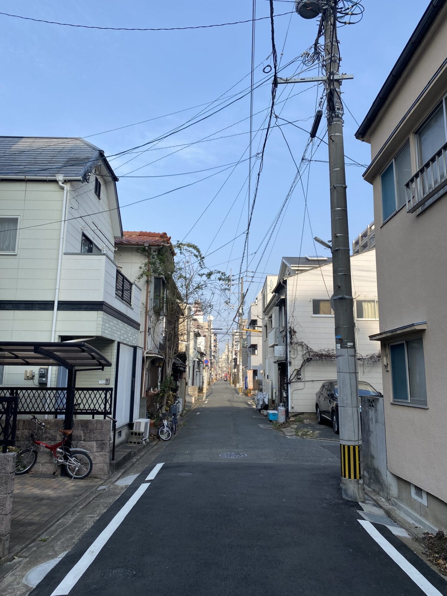 ถนนในเมืองฟุกุโอกะ ประเทศญี่ปุ่น มีสายไฟระโยงระยาง