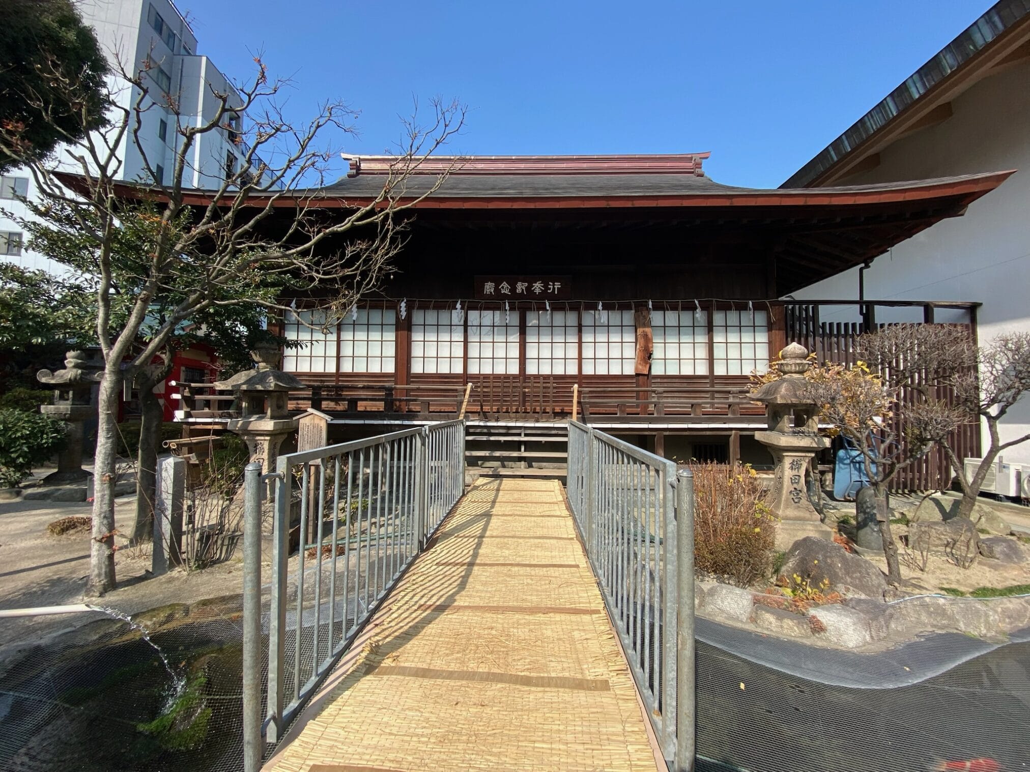 ทางเดินไปศาลเจ้าญี่ปุ่นในฟุกุโอกะ “ขับรถเที่ยวภูมิภาคคิวชู”