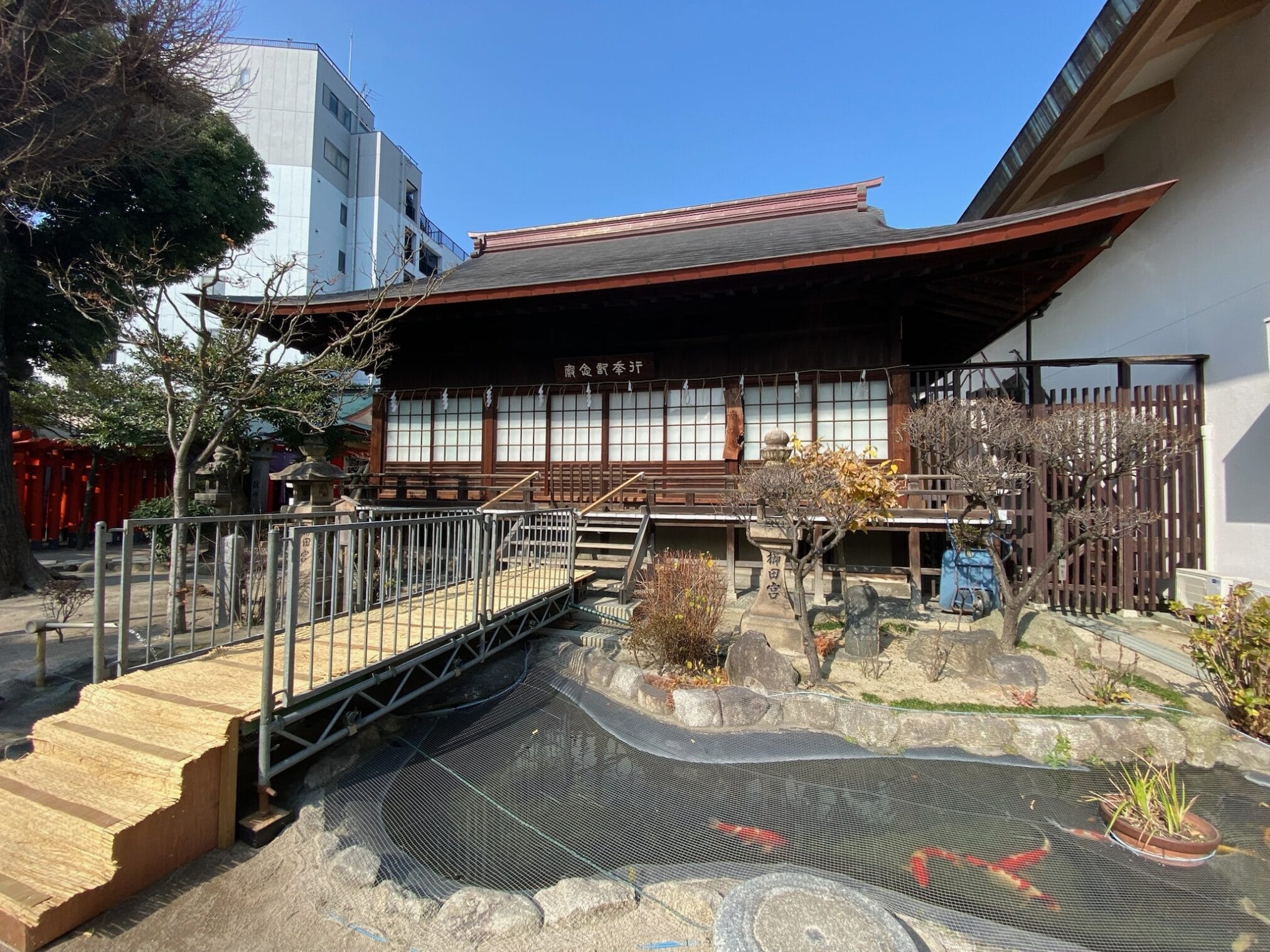 ศาลเจ้าญี่ปุ่นในฟุกุโอกะ มีสระน้ำปลาคาร์ปและสะพานไม้