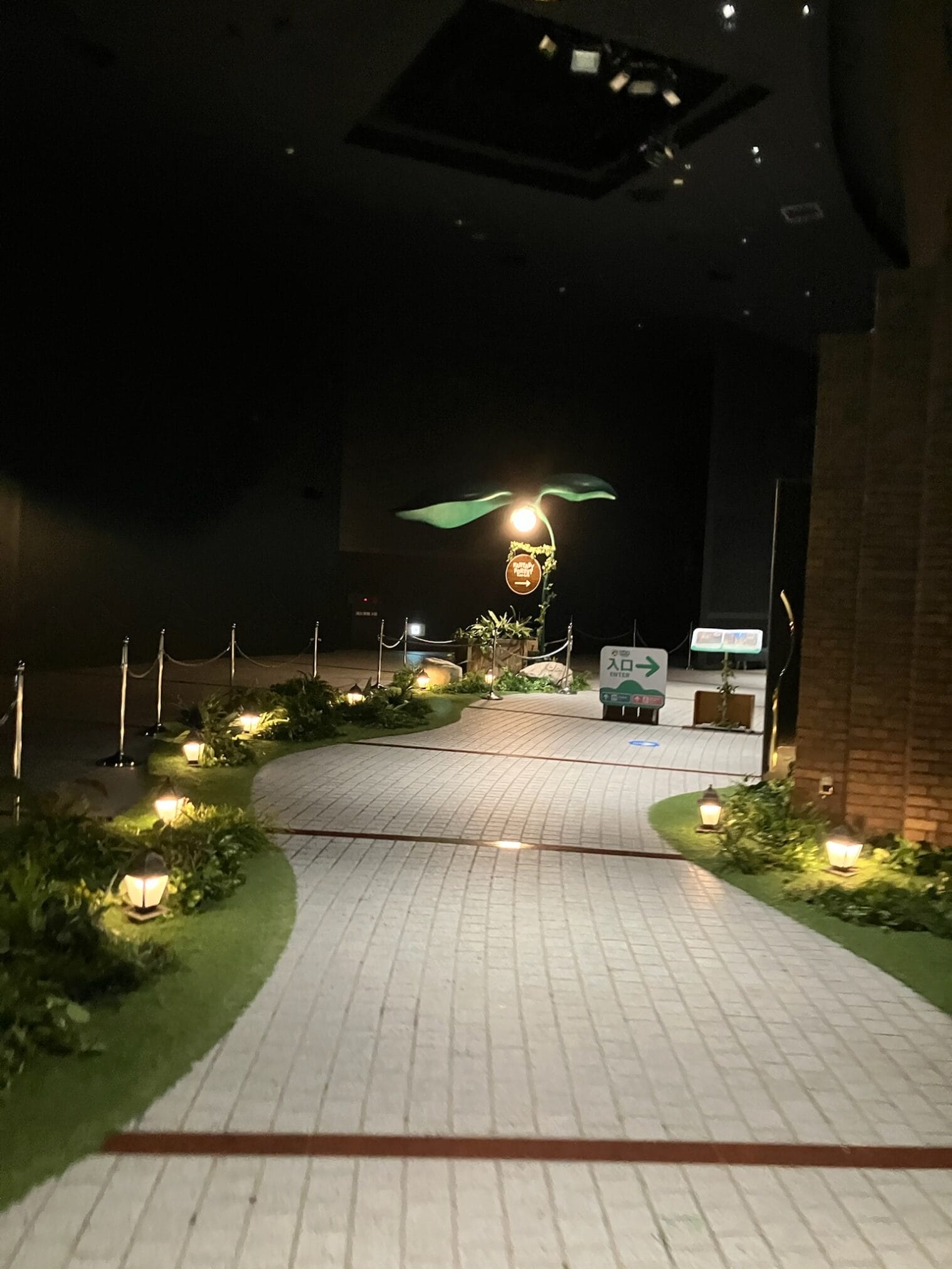 ทางเดินเข้าสถานที่ท่องเที่ยวในคิวชู มีป้ายบอกทาง