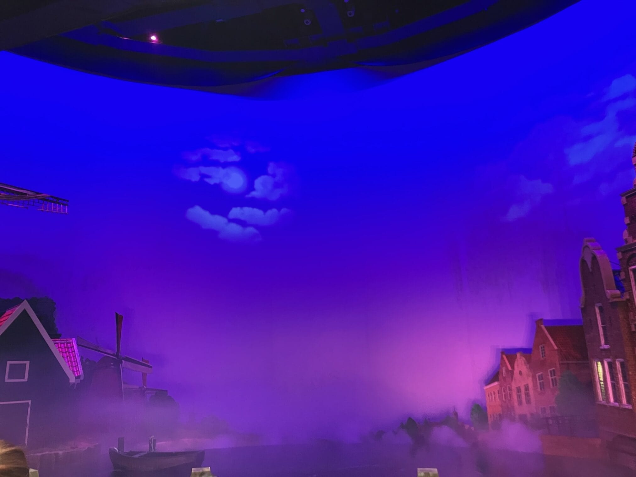 จำลองเมืองฮอลแลนด์ในบรรยากาศยามค่ำคืนที่ฟุกุโอกะ