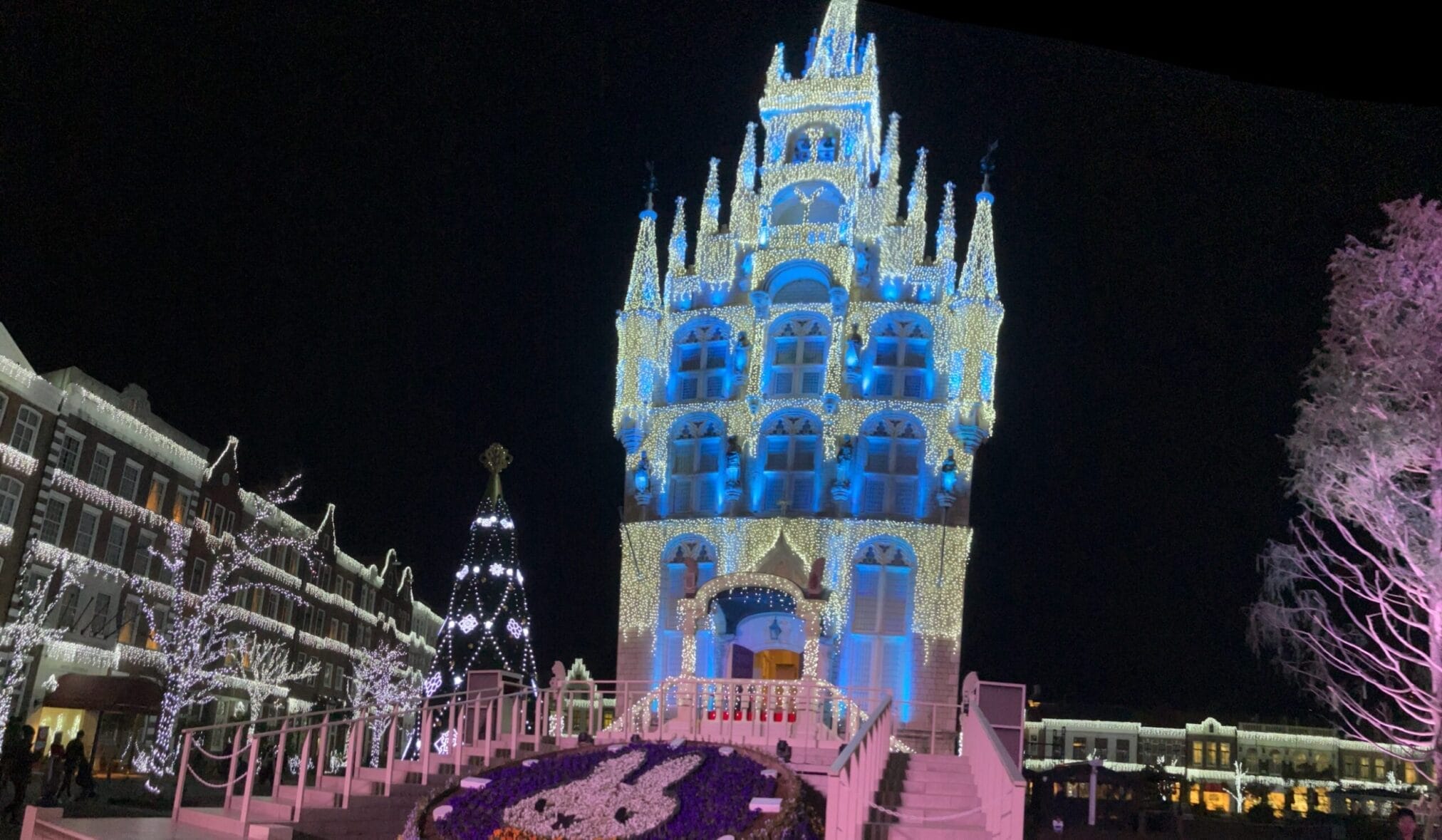 เมือง Huis Ten Bosch ที่ฟุกุโอกะตอนกลางคืน ประดับไฟสวยงาม