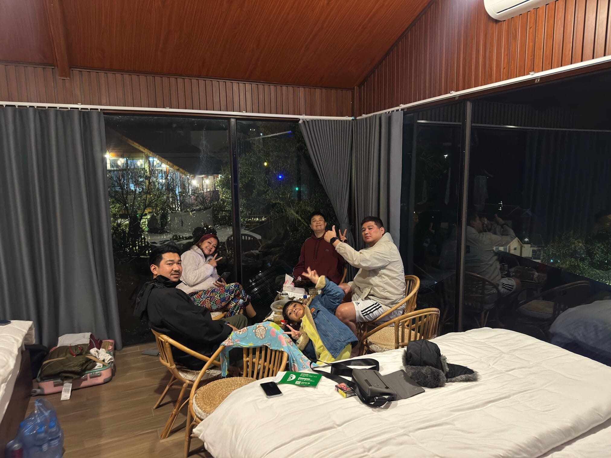 กลุ่มเพื่อนพักผ่อนในห้องพักที่ฮานอย, ตามด๋าว EP1