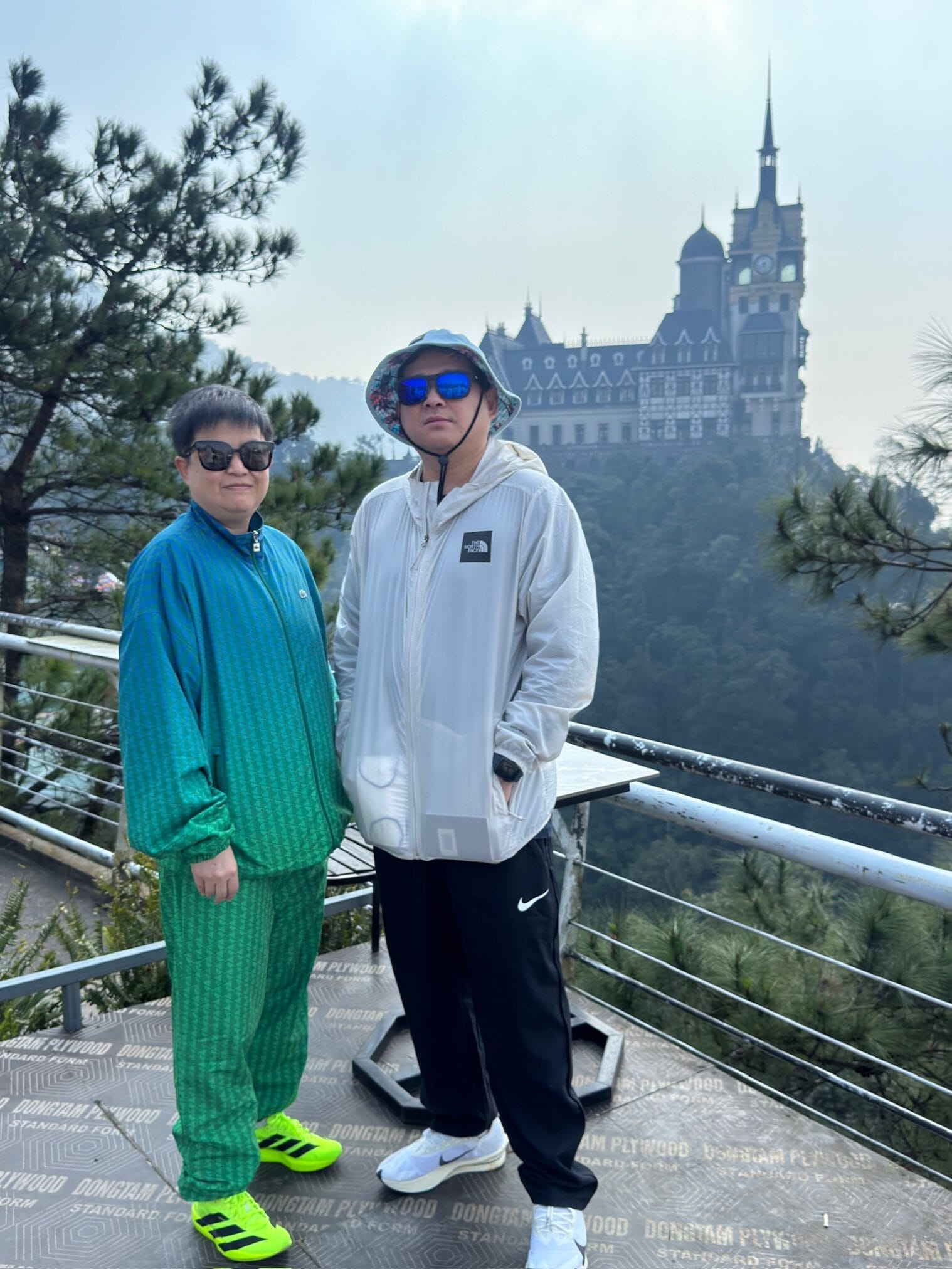 ชายและหญิงหน้าปราสาทในฮานอย ตามด๋าว EP1