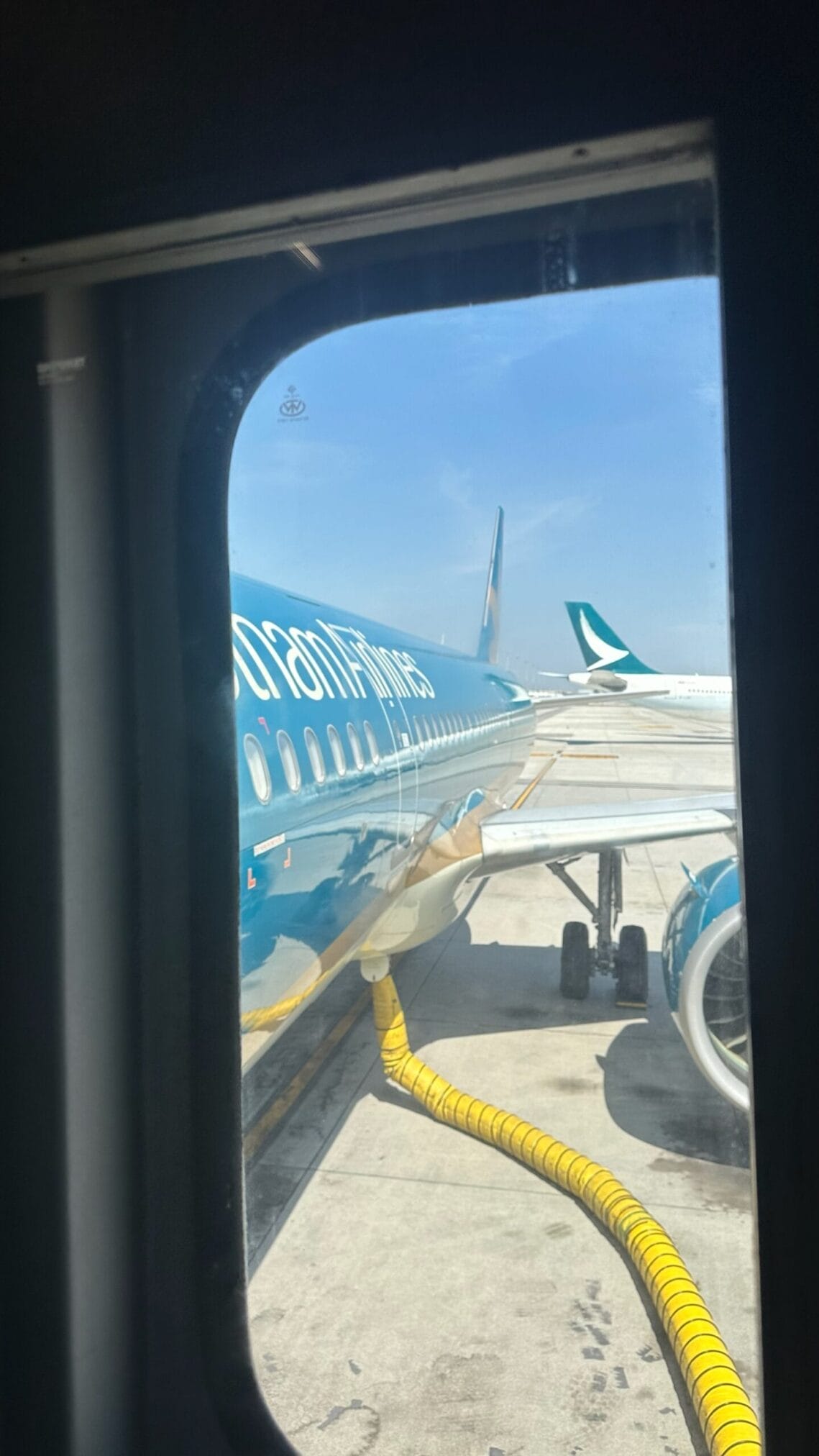 เครื่องบิน Vietnam Airlines จอดเทียบท่า, หางเครื่อง Cathay Pacific อยู่ไกลๆ ฮานอย-ตามด๋าว EP1