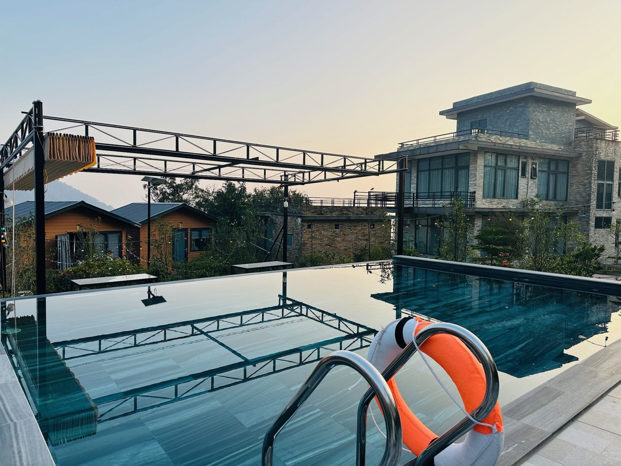 สระว่ายน้ำวิวสวยที่ฮานอย ตามด๋าว EP1 พร้อมห่วงยางสีส้ม