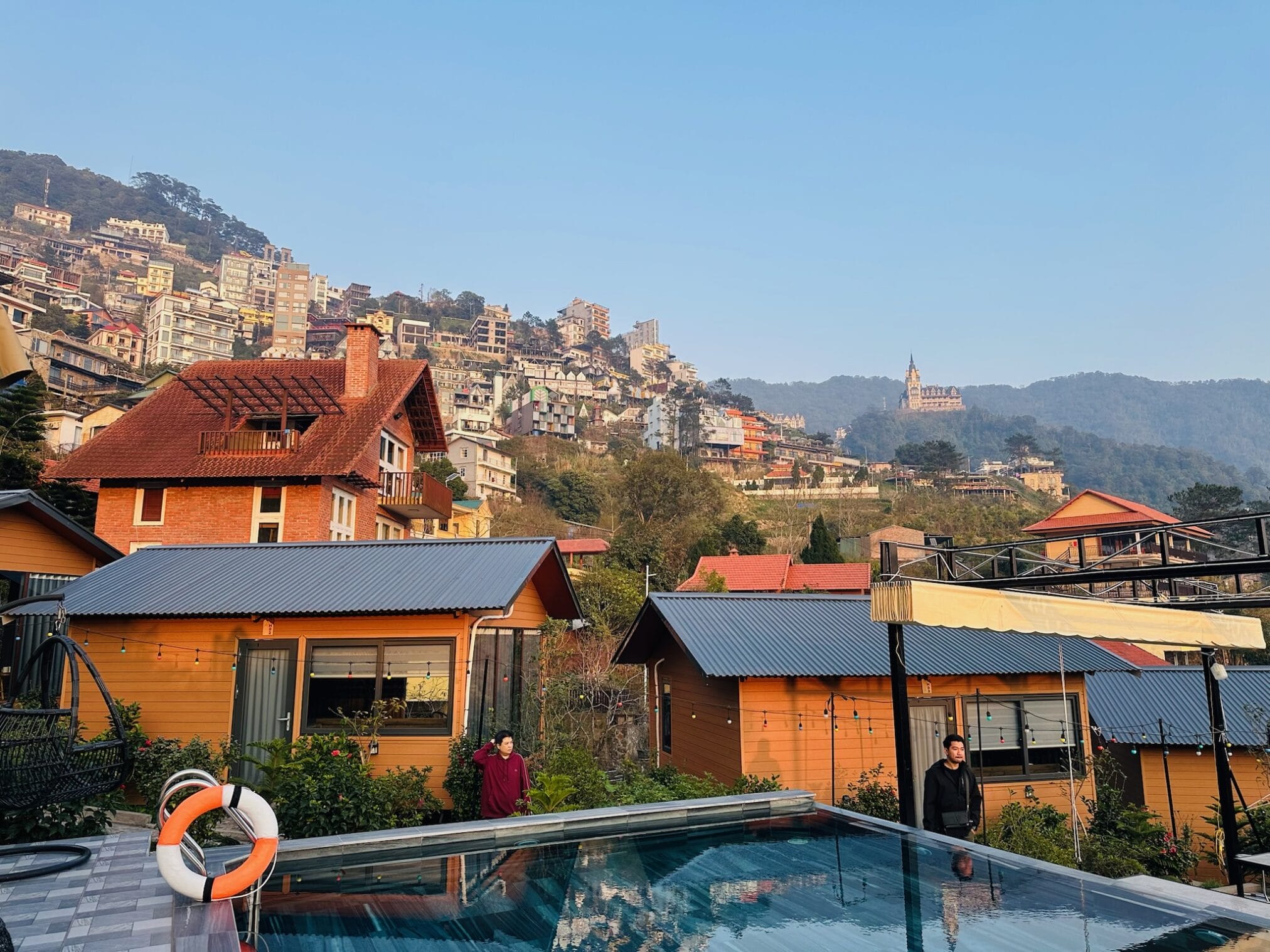 วิวเมืองฮานอยจากสระว่ายน้ำ, บ้านพักตากอากาศบนเนินเขาในฮานอย – ตามด๋าว EP1