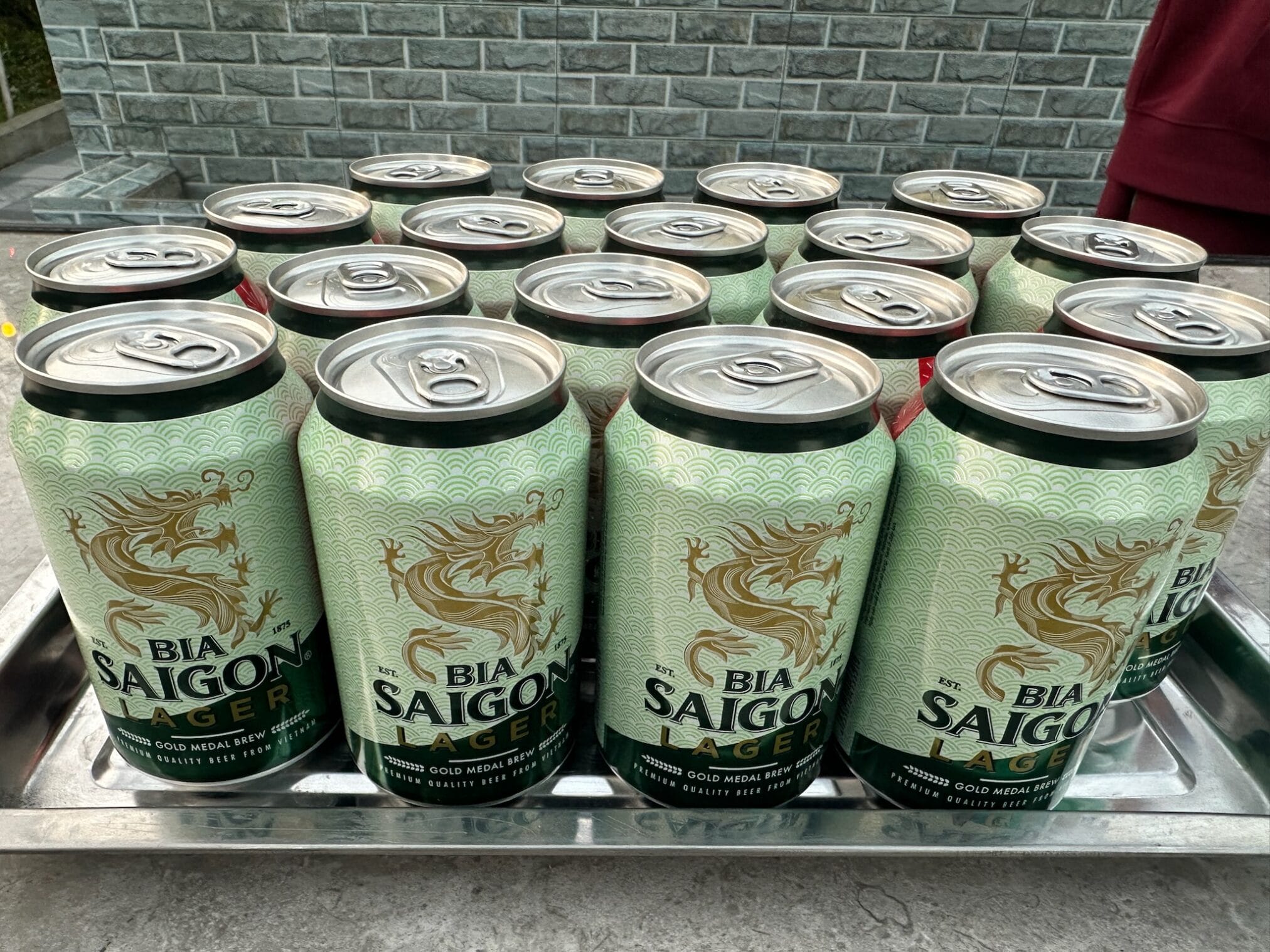 เบียร์ Saigon Lager หลายกระป๋องบนถาดโลหะ