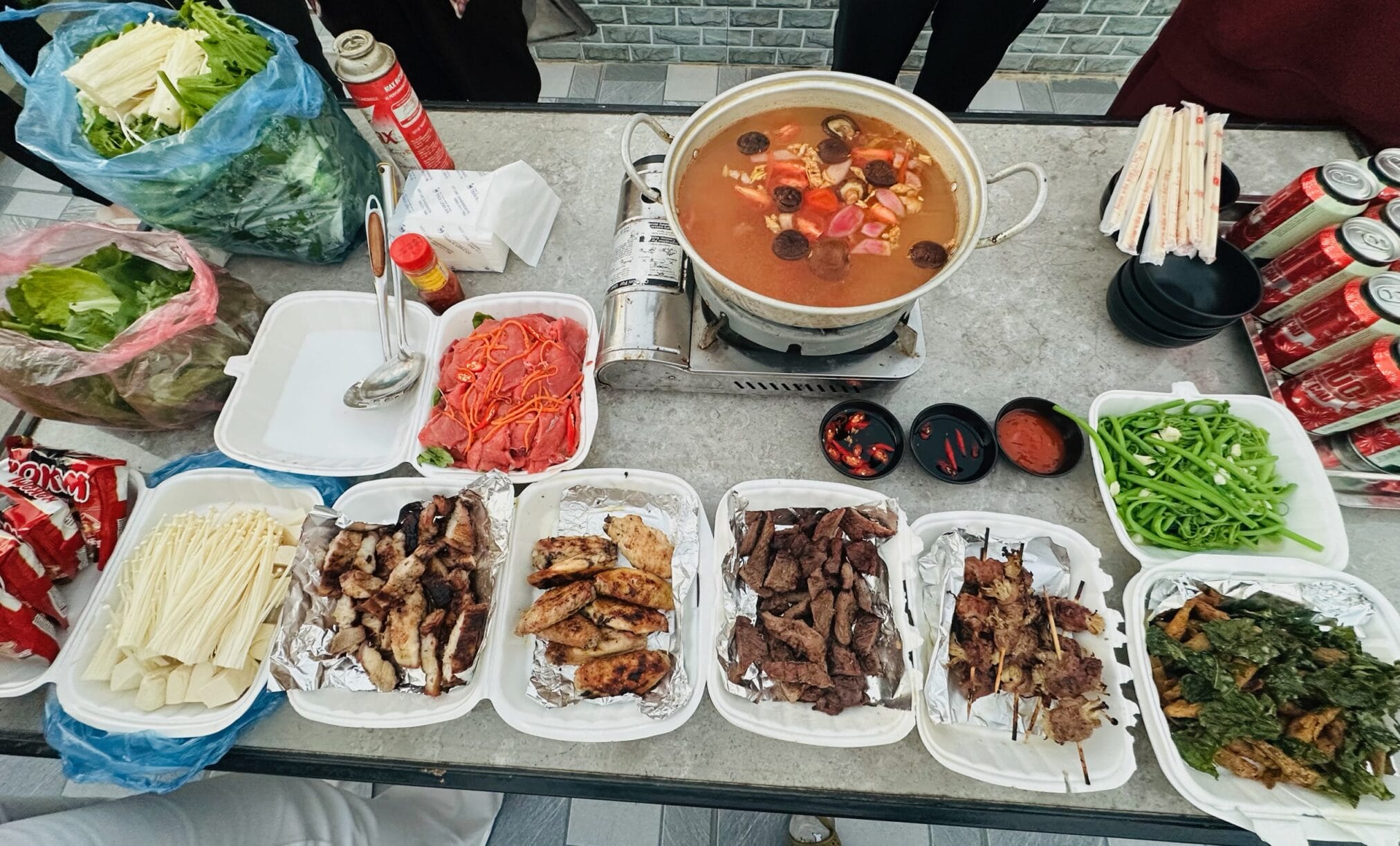 หม้อไฟฮานอยพร้อมเนื้อ ผัก และเครื่องเคียงหลากหลายชนิด จัดเตรียมพร้อมทาน