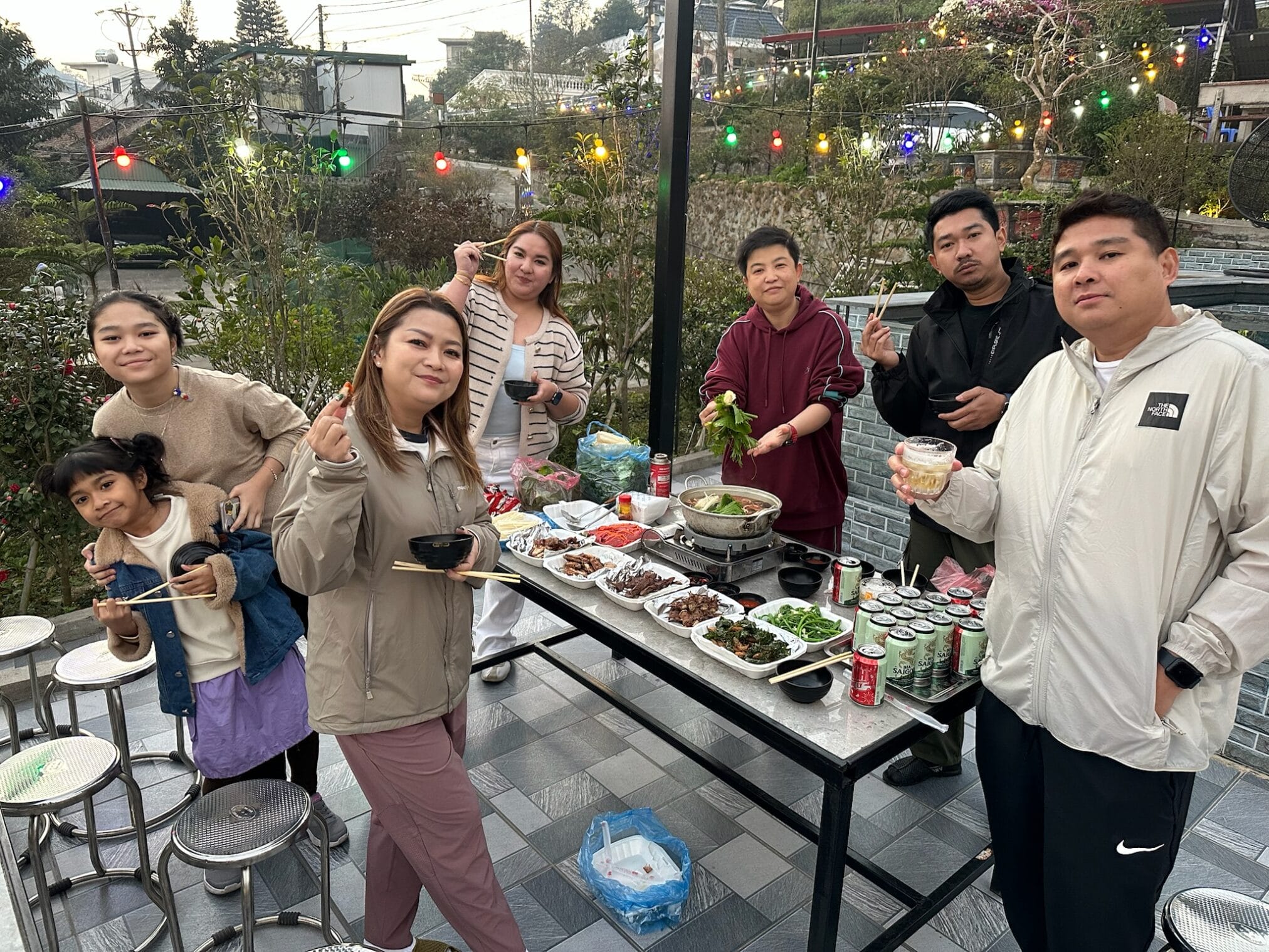 กลุ่มคนทานอาหารกลางแจ้งที่ฮานอย, ตามด๋าว EP1, มีไฟประดับ