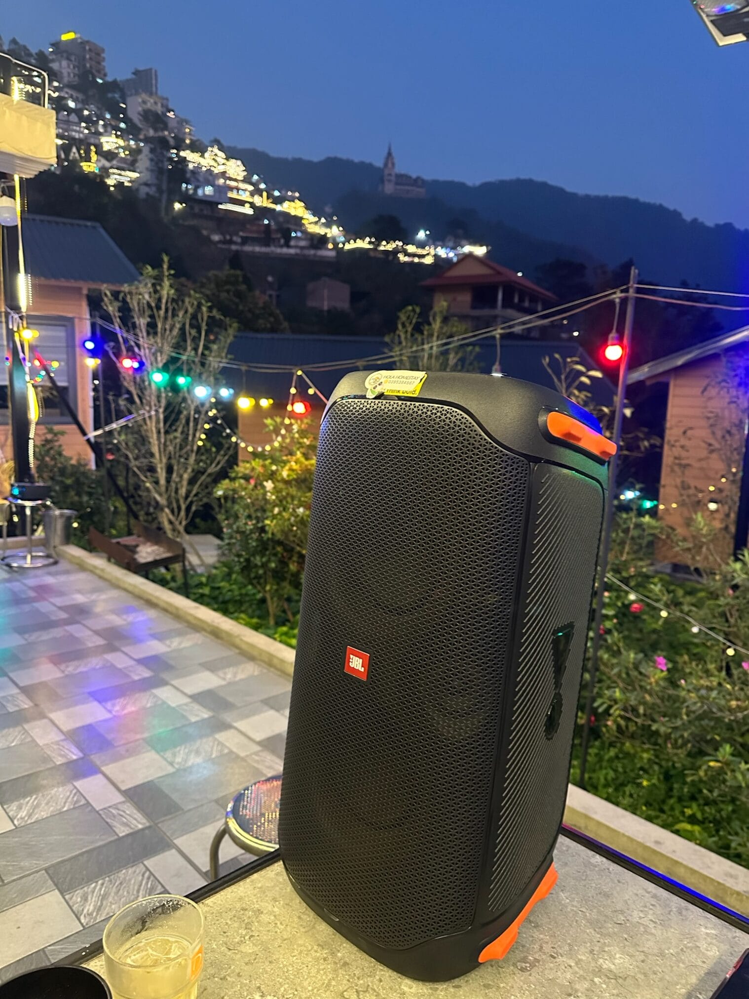 ลำโพง JBL กลางแจ้ง วิวเมืองฮานอยยามค่ำคืน ตามด๋าว