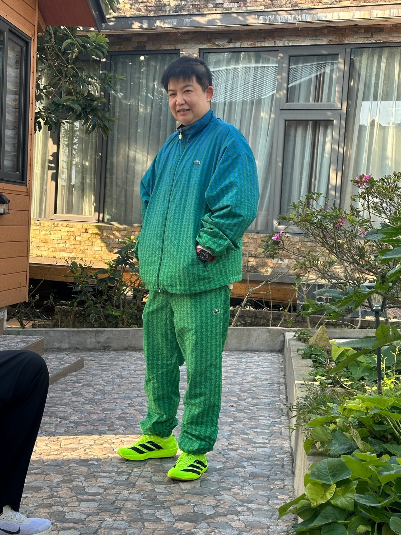 ชายชาวเอเชียในชุดแทร็กสูทสีเขียวสดใส ฮานอย – ตามด๋าว