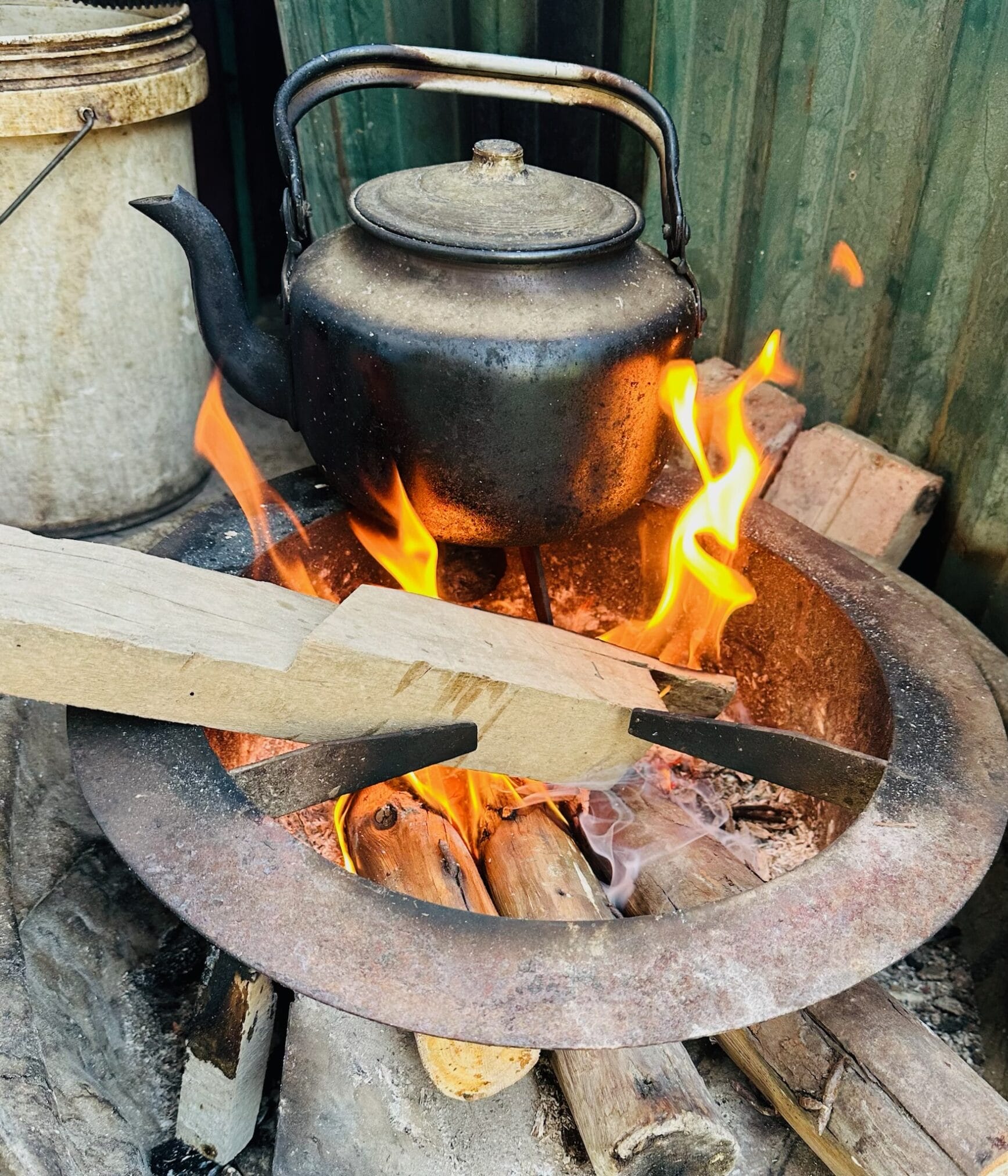 กาต้มน้ำสีดำบนเตาถ่านกำลังเดือด ฮานอย