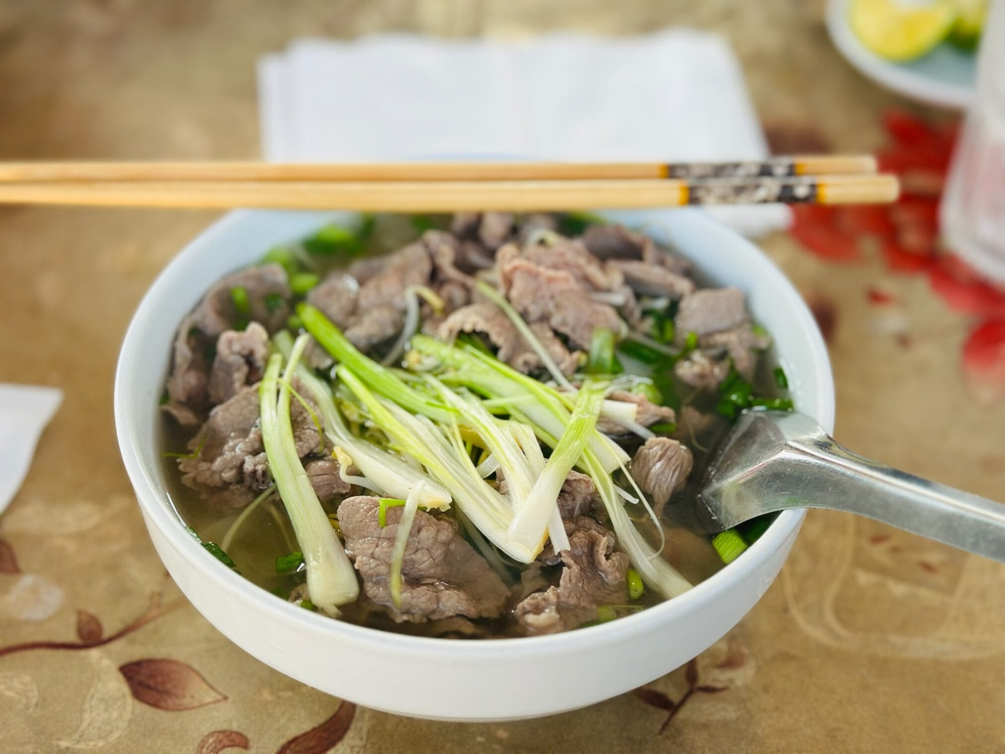 ฮานอย: ชามเฝอเนื้อพร้อมตะเกียบและช้อน, ตามด๋าว EP1