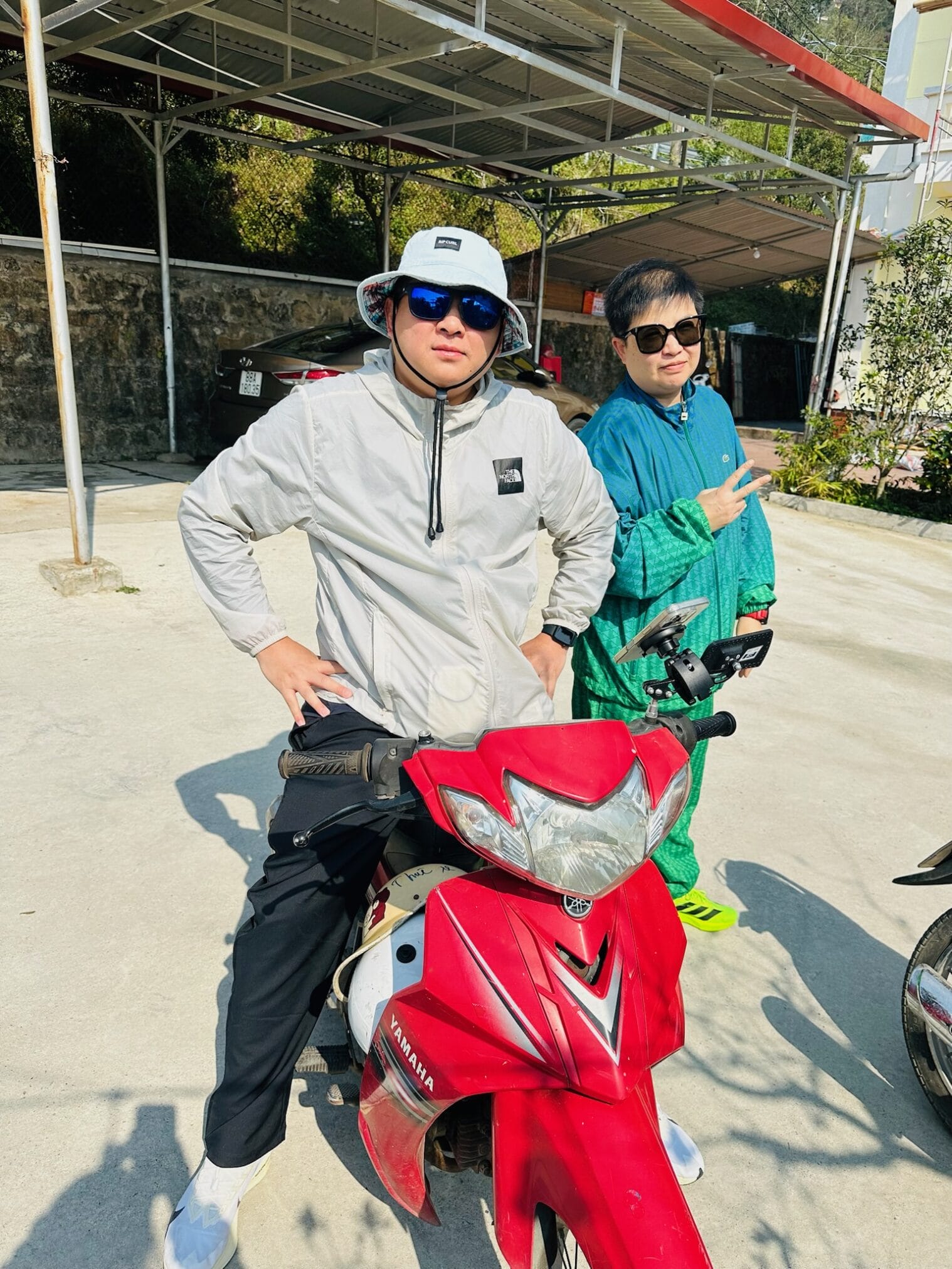 ฮานอย ตามด๋าว EP1: ผู้ชายบนมอเตอร์ไซค์ยามาฮ่าสีแดงกับผู้หญิงทำท่า V