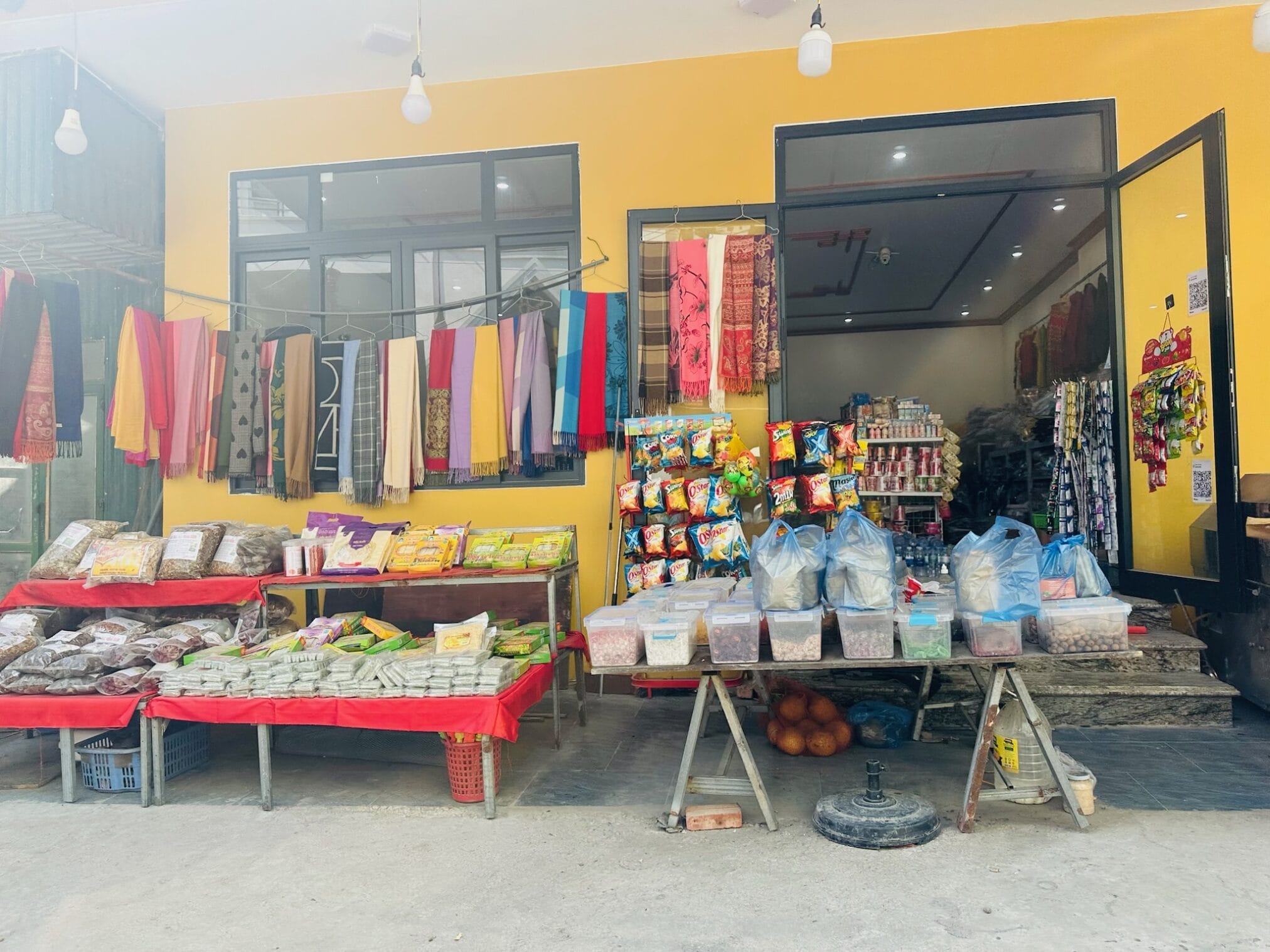 ร้านค้าในฮานอยมีผ้าพันคอ ขนม และของฝากวางขาย