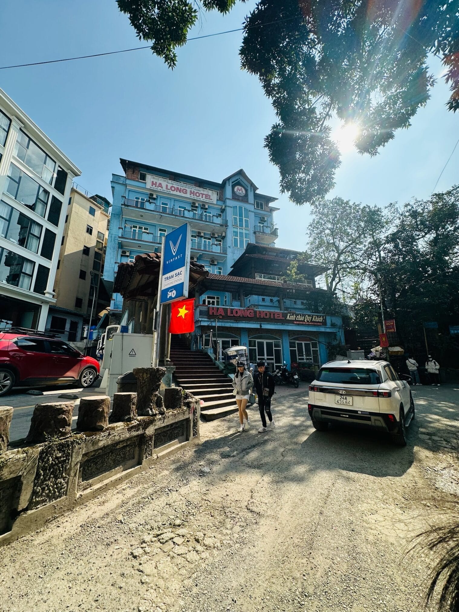 โรงแรมฮาลองในฮานอย มีป้าย Vinfast และธงชาติเวียดนาม