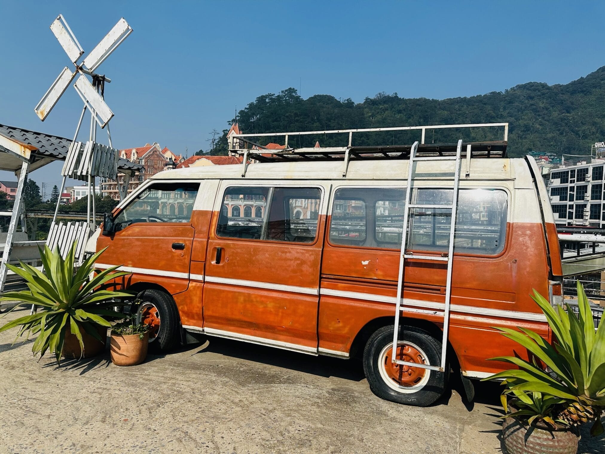 รถตู้สีส้มขาวตกแต่งบนดาดฟ้า, กังหันลม, ฮานอย