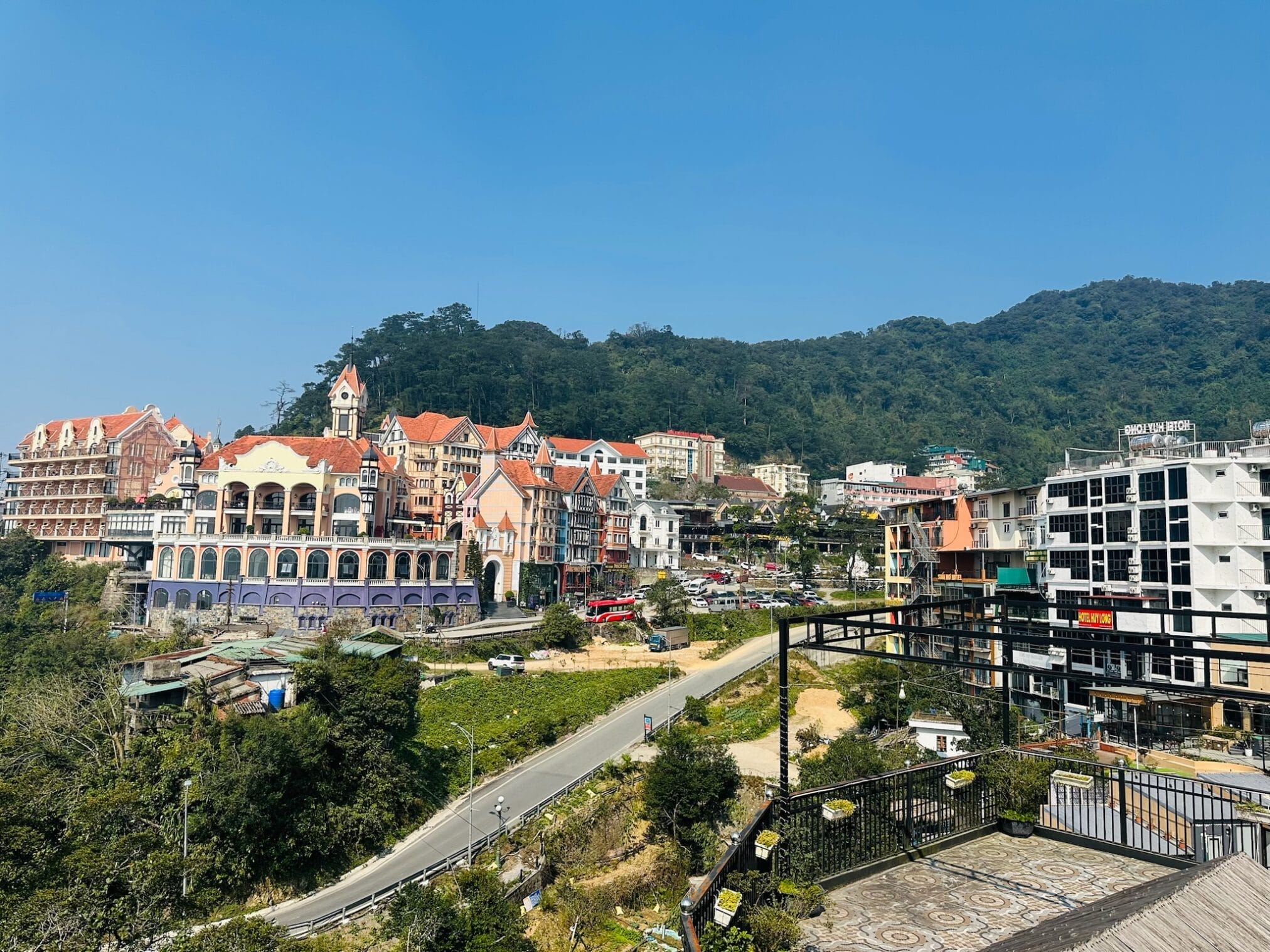 ฮานอย: วิวเมืองที่มีสถาปัตยกรรมยุโรปและธรรมชาติเขียวขจี