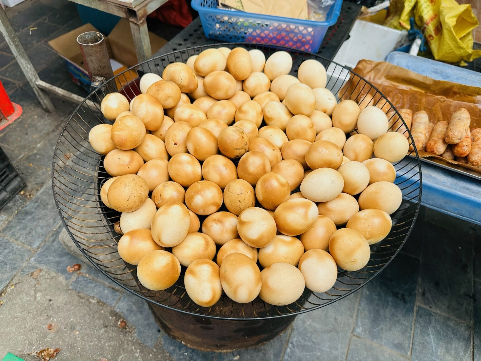 ไข่ต้มจำนวนมากในตะแกรง ฮานอย – ตามด๋าว EP1