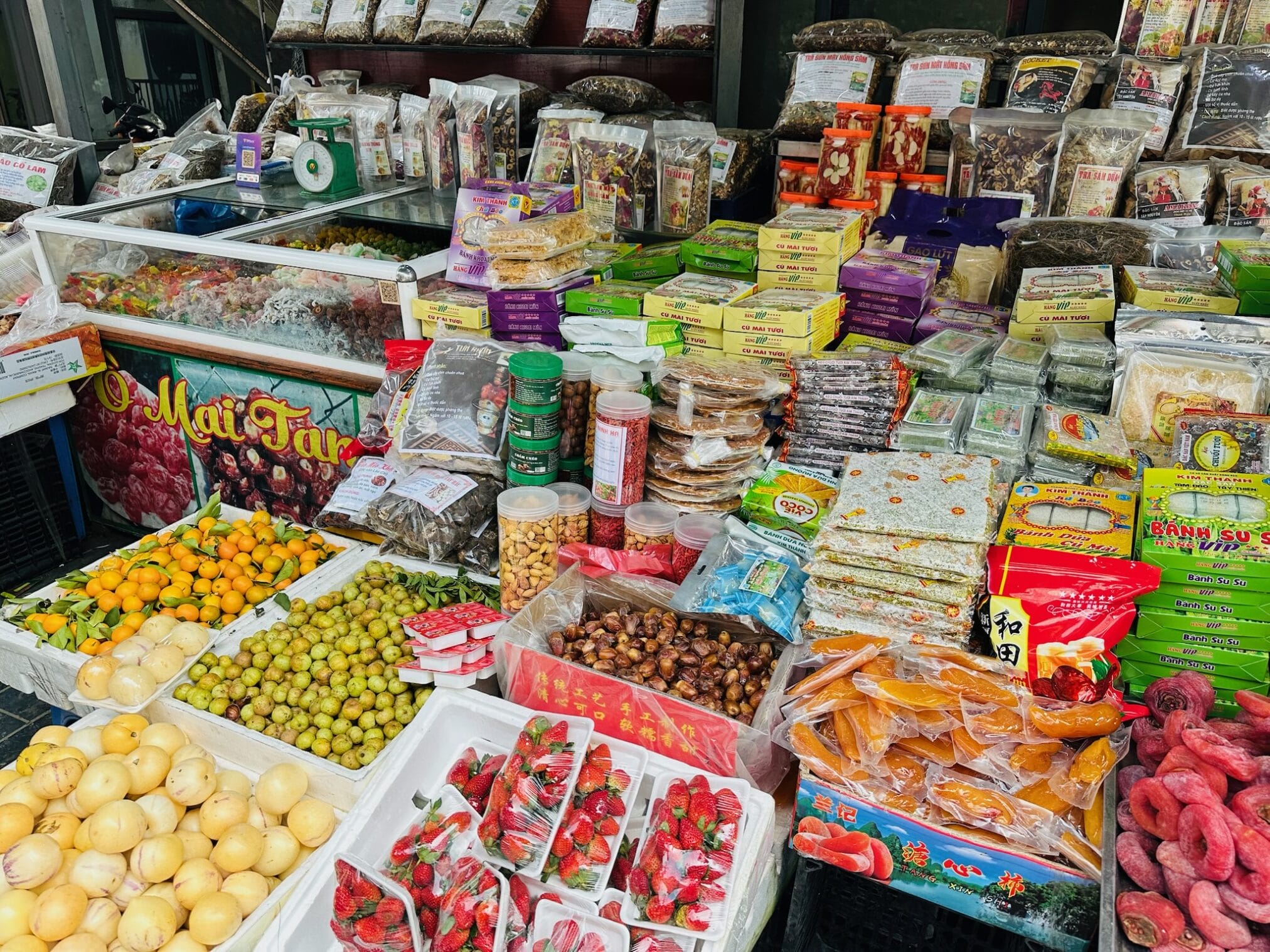 แผงขายผลไม้และขนมที่ตลาดในฮานอย