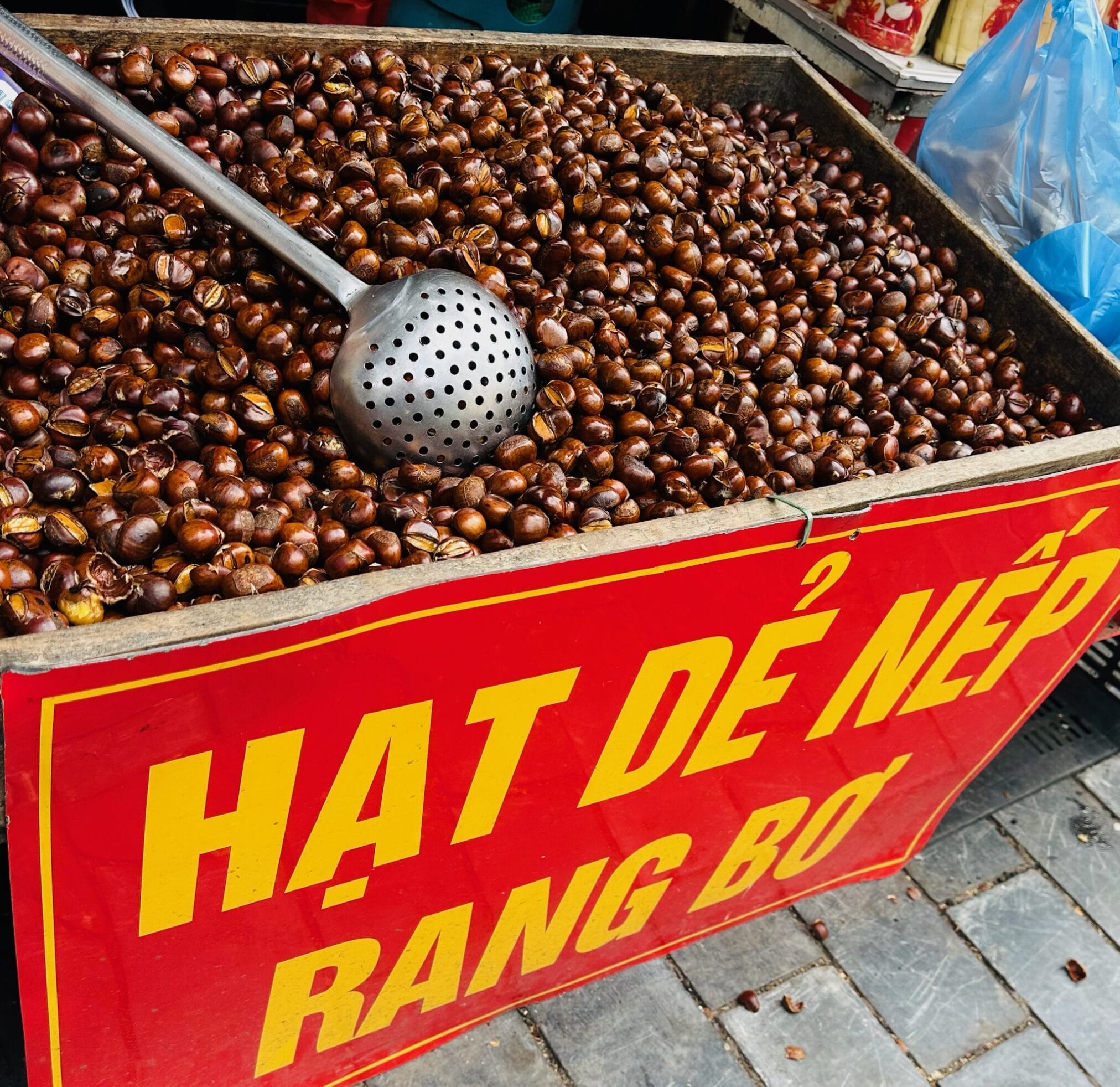 เกาลัดคั่ว "Hạt Dẻ Nếp Rang Bơ" ในฮานอยจากบล็อก "ฮานอย – ตามด๋าว EP1