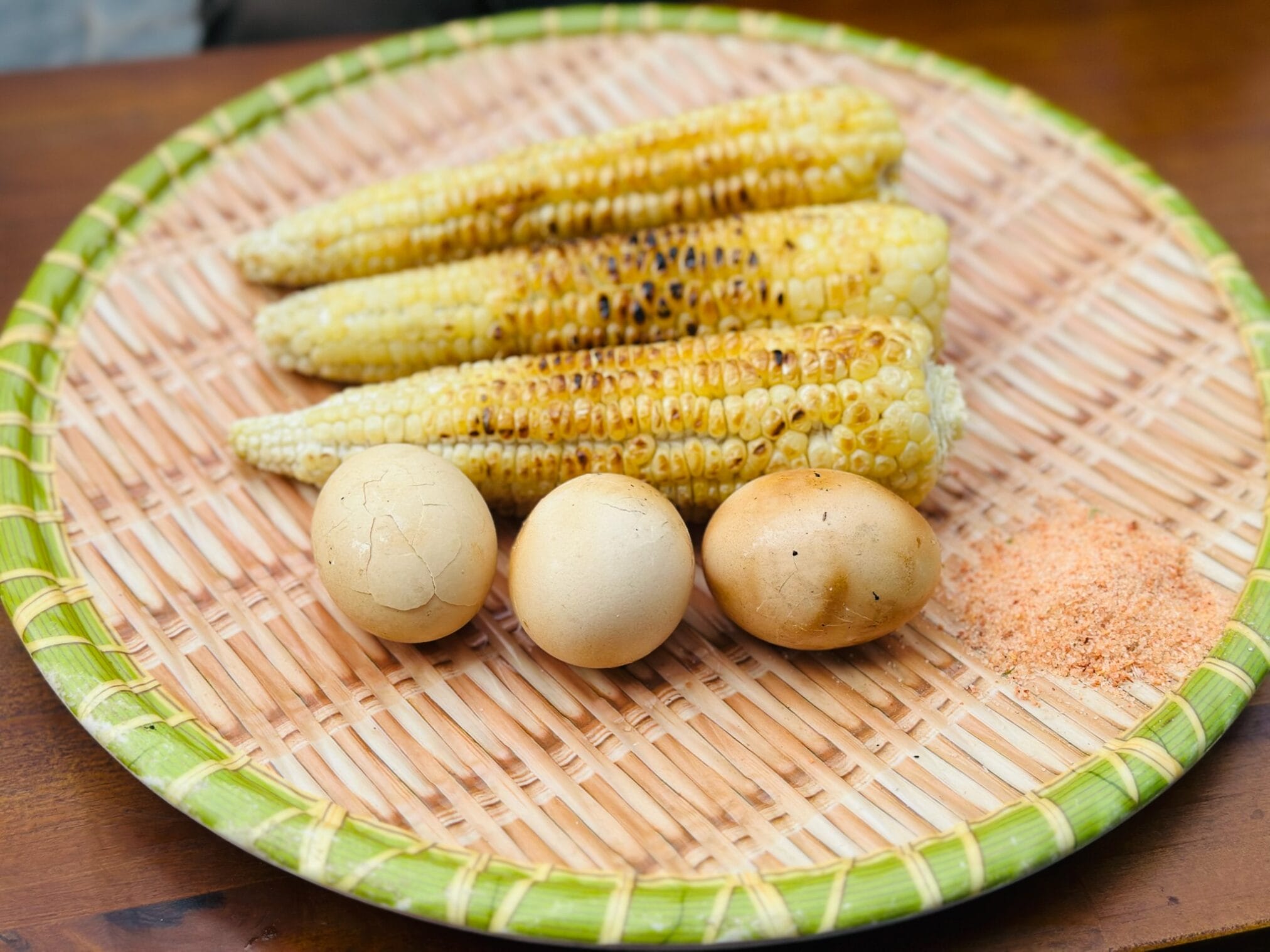 ข้าวโพดย่าง ไข่ และเกลือบนถาดสาน อาหารฮานอย