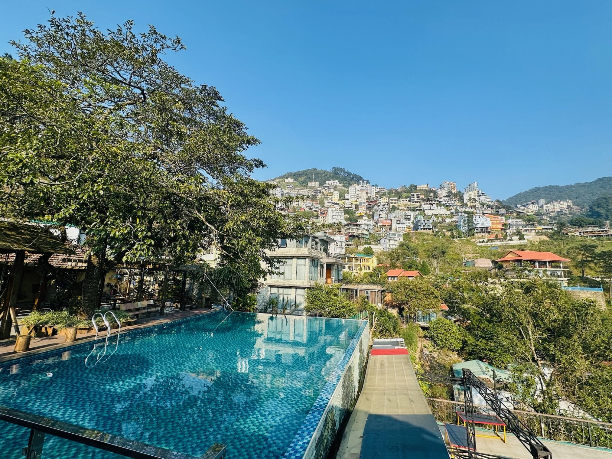 สระว่ายน้ำบนเนินเขาในฮานอย มองเห็นวิวเมืองสวยงาม