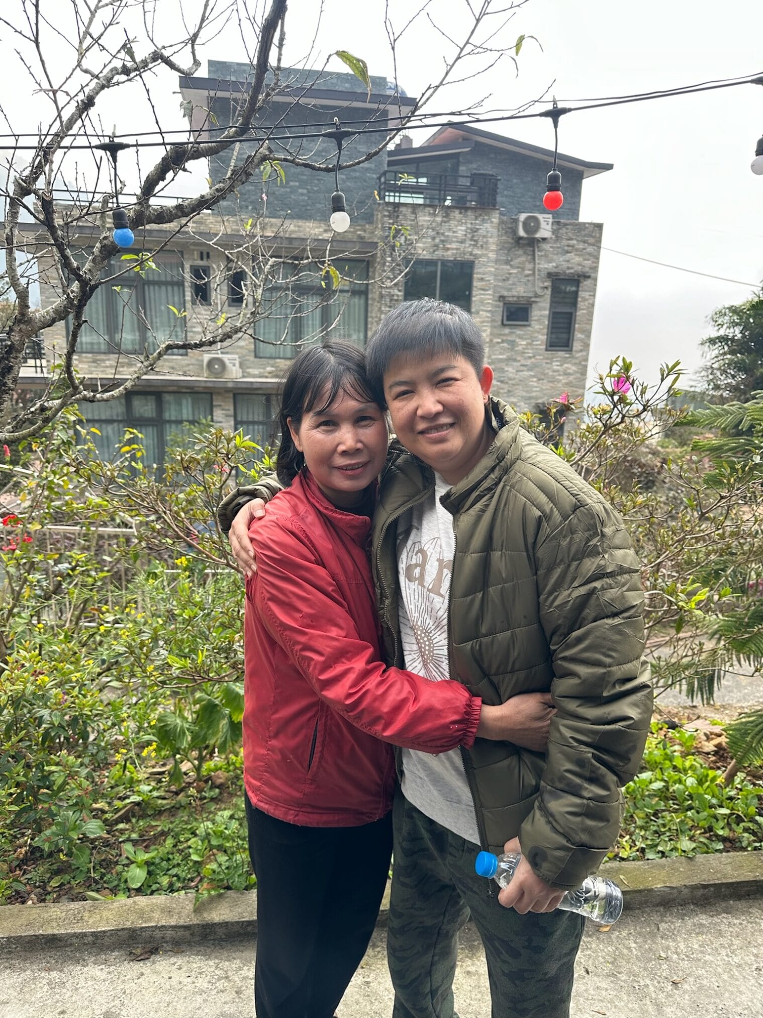 สองคนโอบกอดกันหน้าบ้านพักในฮานอย, ฮานอย – ตามด๋าว EP1