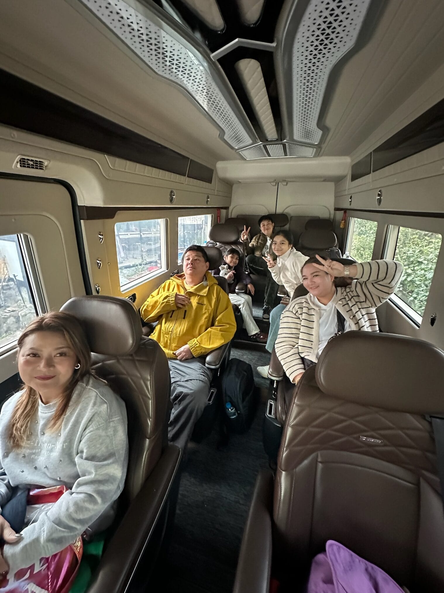 ฮานอย – ตามด๋าว EP1: กลุ่มคนนั่งในรถตู้หรู, ยิ้มและทำท่าทางสนุกสนาน