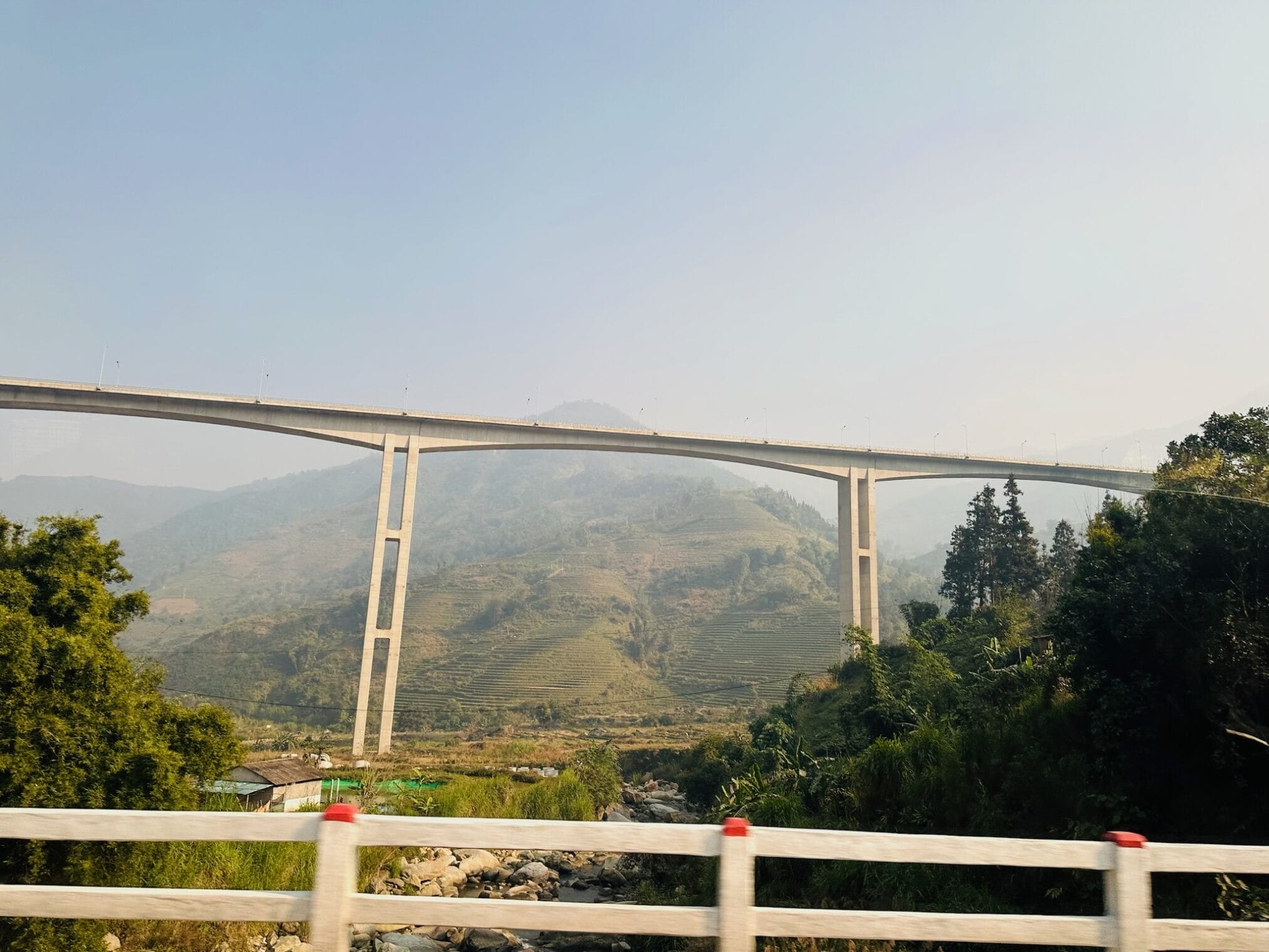 สะพานสูงข้ามหุบเขาในเวียดนาม มีทุ่งนาขั้นบันได