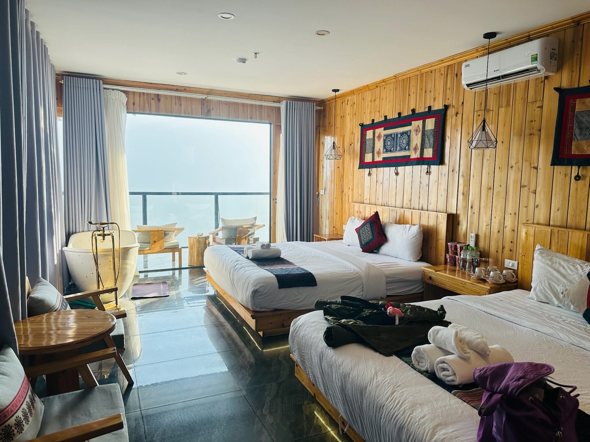 ห้องพักโรงแรมหรูหราพร้อมเตียงขนาดคิงไซส์สองเตียง อ่างอาบน้ำ และวิวภูเขา