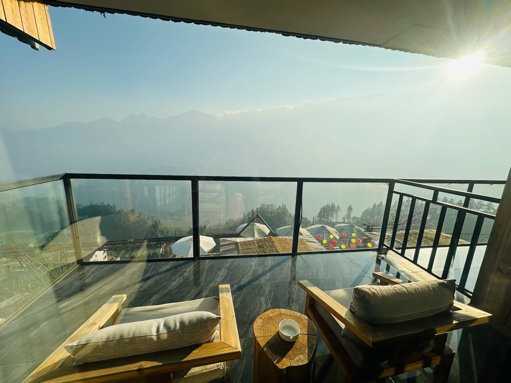 วิวภูเขาจากระเบียงพร้อมเก้าอี้พักผ่อน