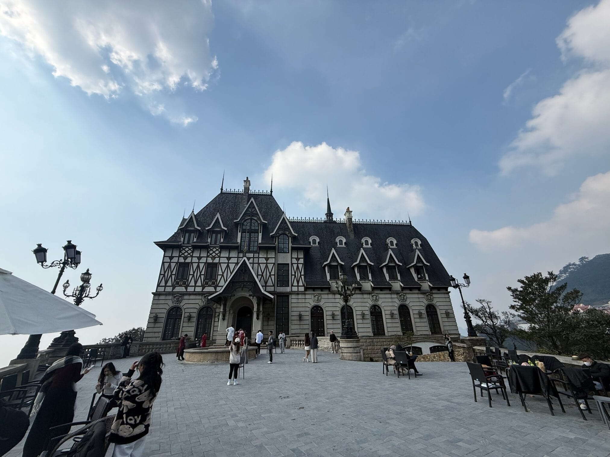 อาคารสไตล์ยุโรปในฮานอย ตามด๋าว EP1 มีนักท่องเที่ยวและฟ้าสีคราม