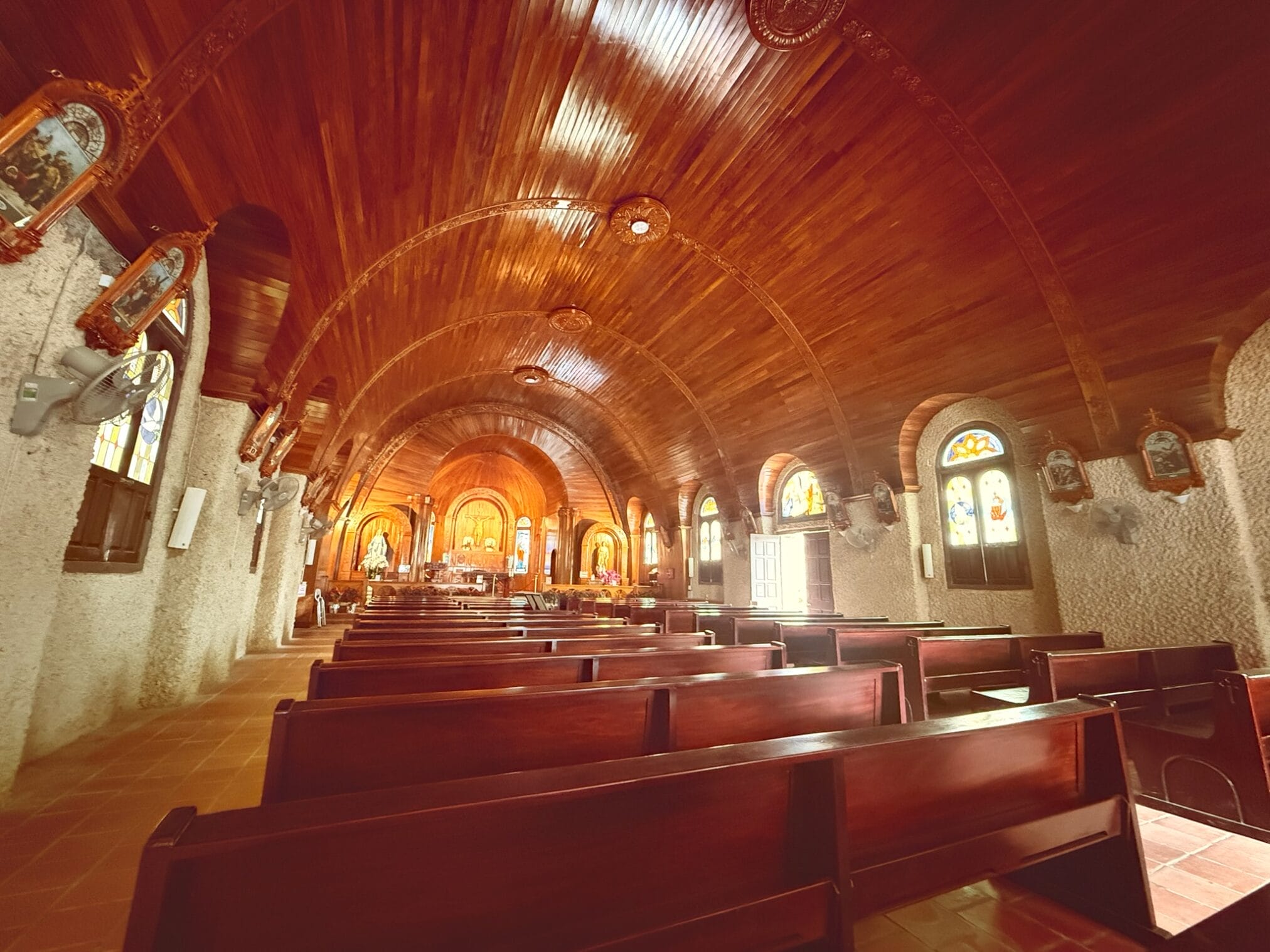 ฮานอย – ตามด๋าว EP1: ภายในโบสถ์ไม้ที่สวยงาม มีม้านั่งยาวหลายแถว