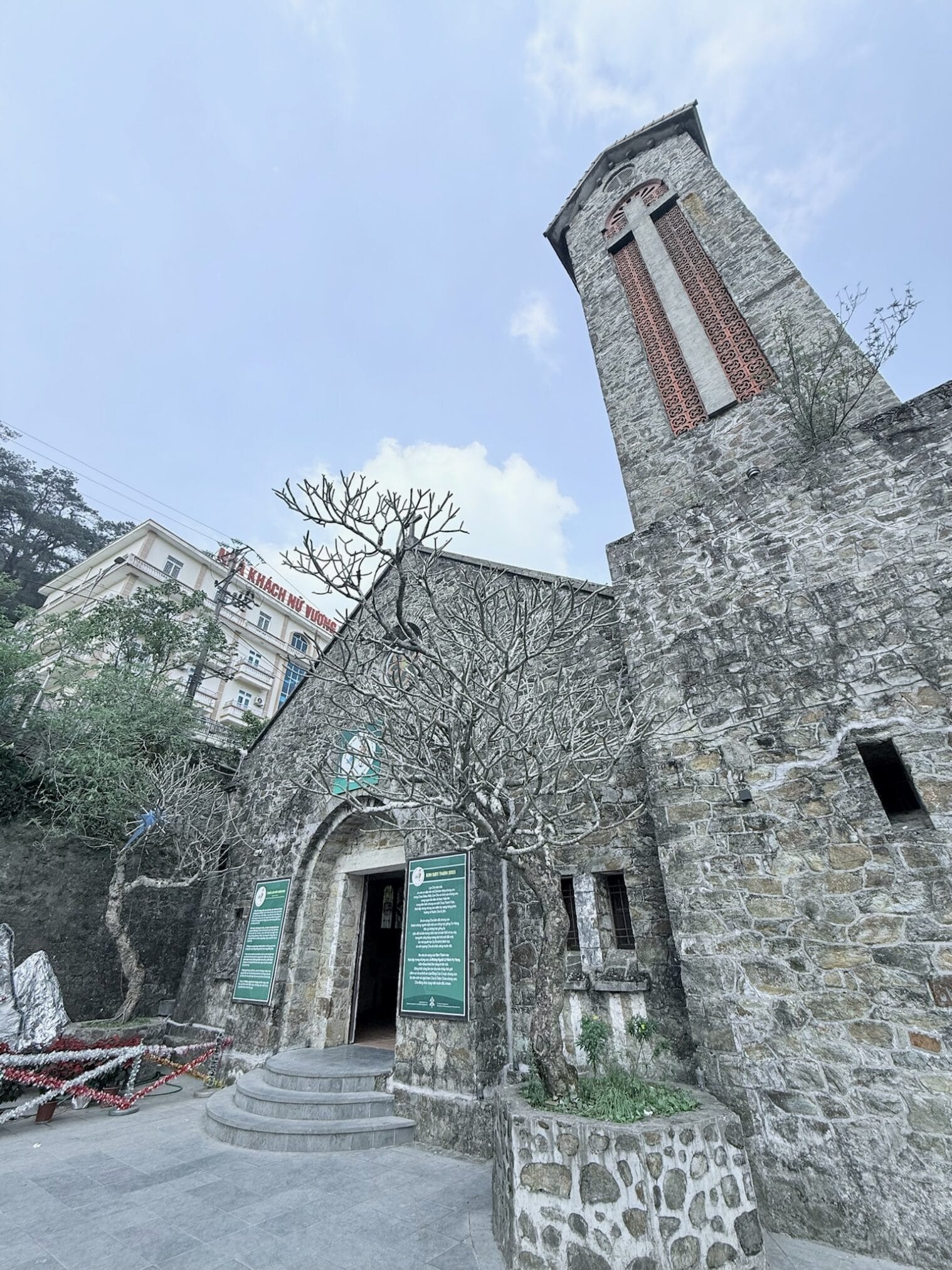 โบสถ์หินเก่าแก่ในฮานอย, ตามด๋าว EP1 หอคอยสูงเด่น