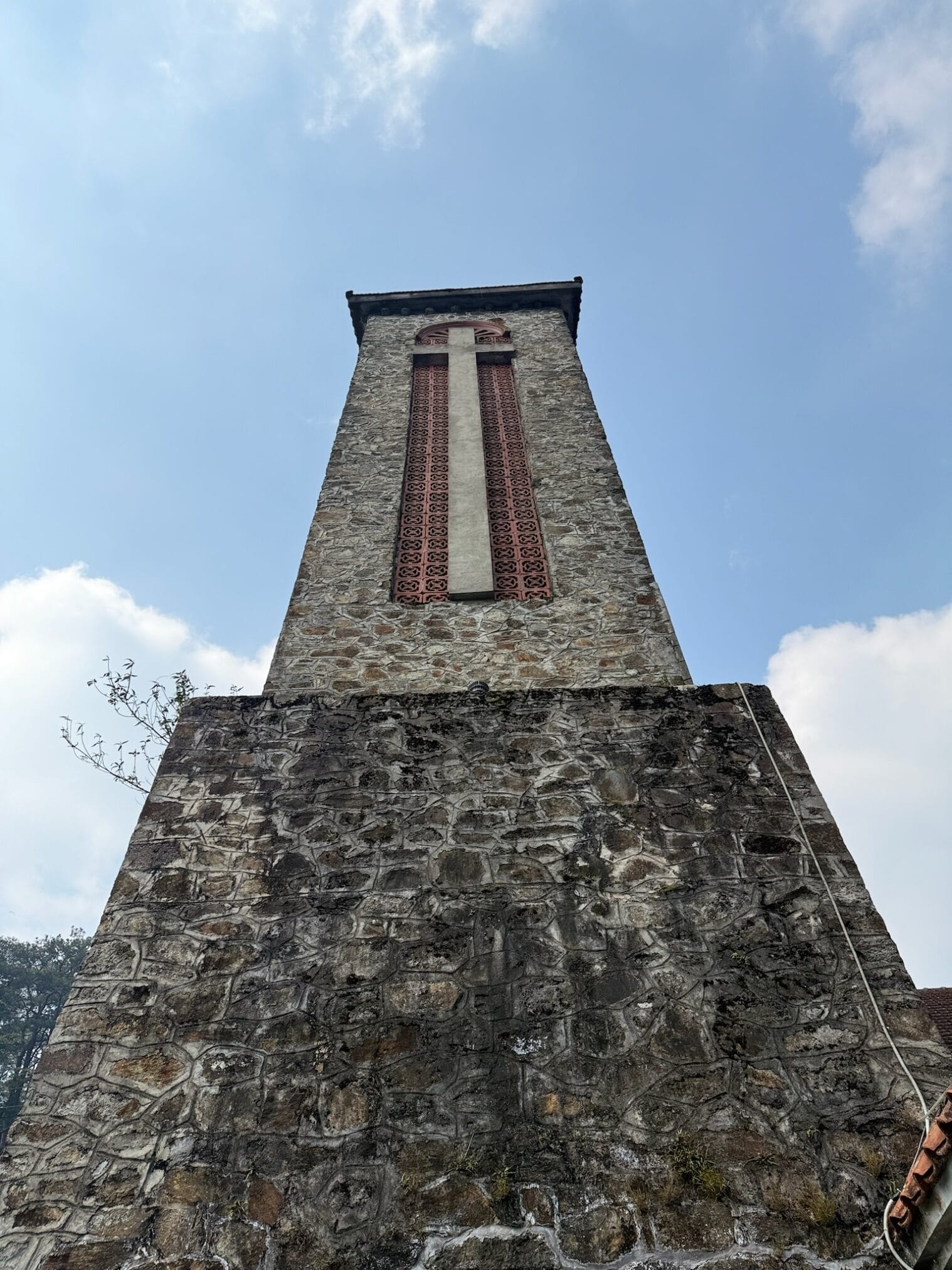 หอคอยหินโบสถ์ในฮานอย มีไม้กางเขนเด่นชัด