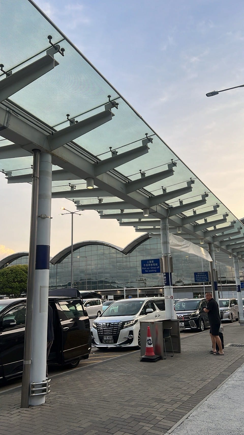 ทางรถรับส่งผู้โดยสารหน้าตึกกระจกโค้ง Pick up and drop off area in front of curved glass building