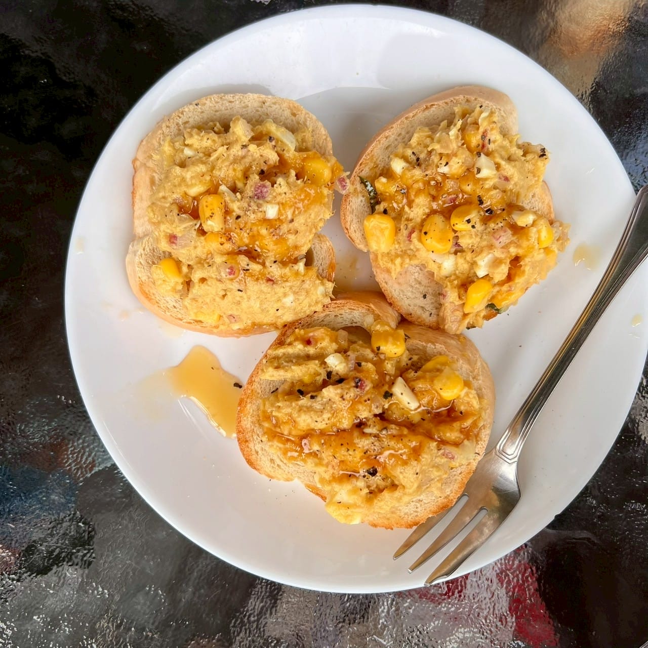 ขนมปังอบหน้ามันหวานและข้าวโพด Toast with sweet corn and custard topping
