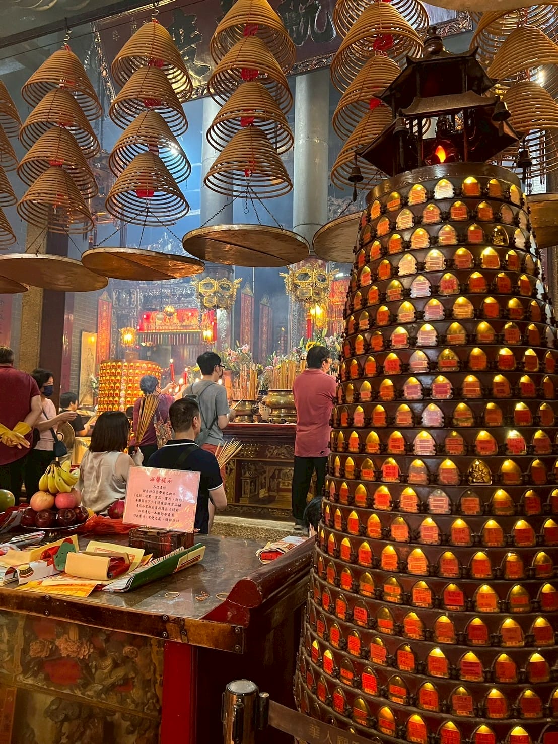 ไหว้พระ จุดธูป วัดจีน Pray with incense in Chinese temple