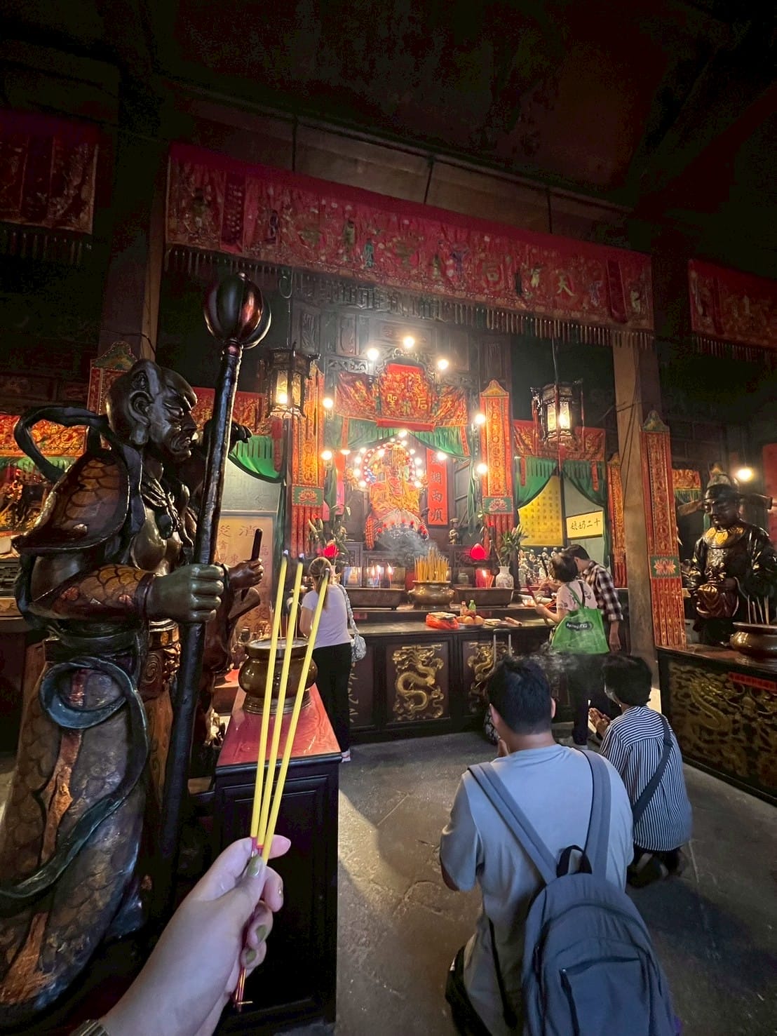 ถือธูป ไหว้พระในศาลเจ้า Incense at shrine