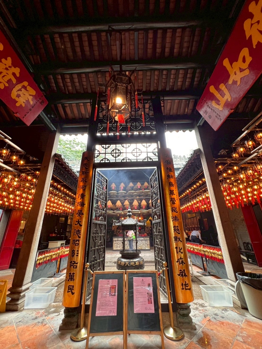 ศาลเจ้าจีน แขวนโคมแดง Chinese shrine with red lanterns