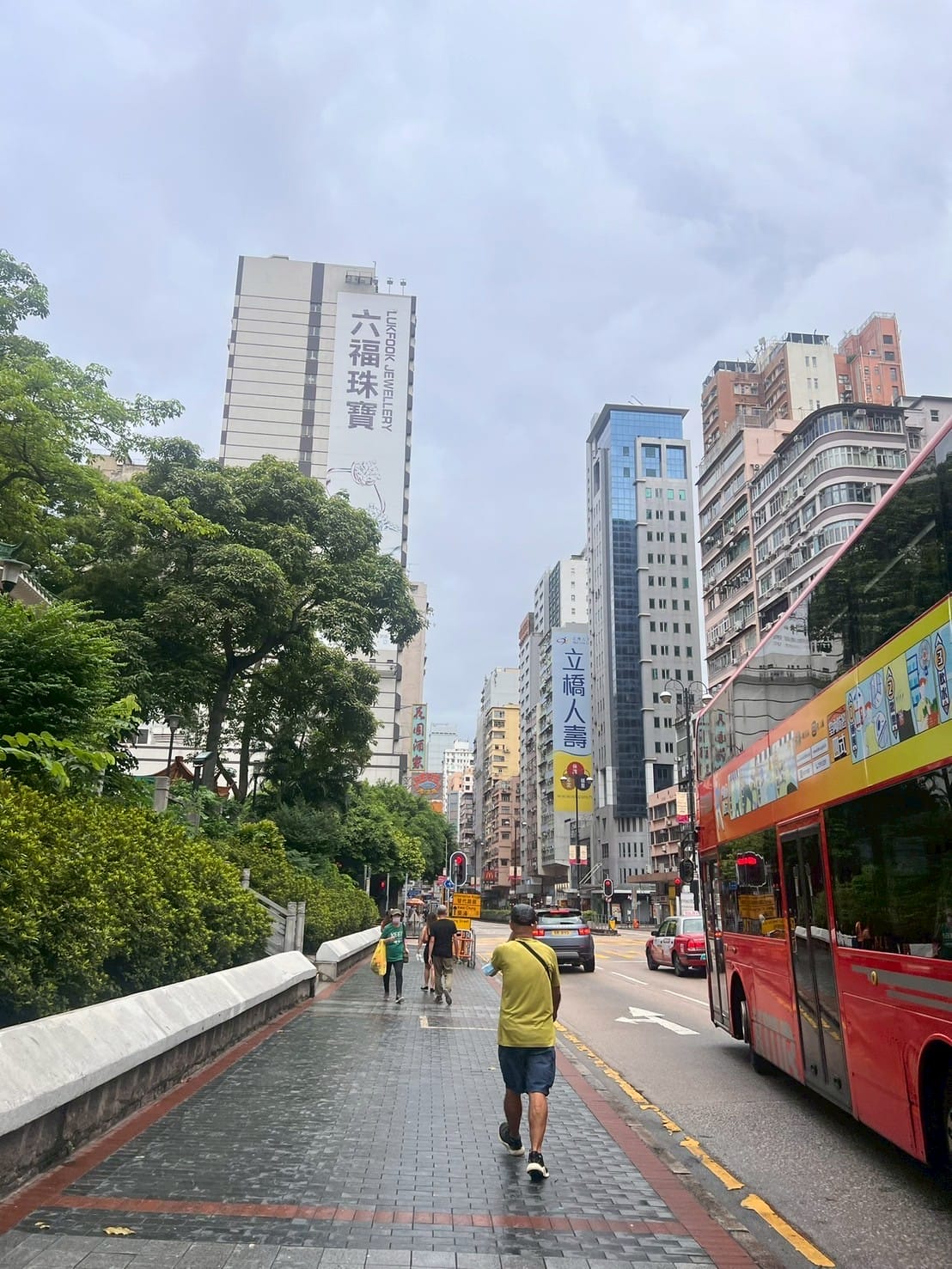 ถนนฮ่องกง รถเมล์แดง Hong Kong street red bus