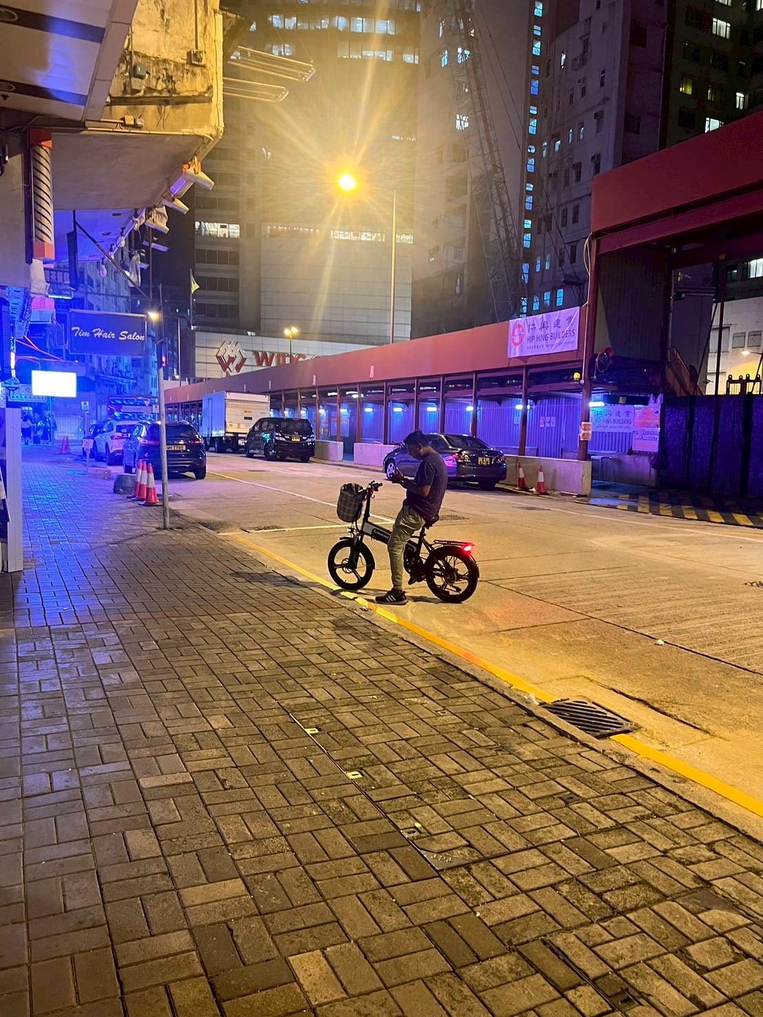 ถนนฮ่องกงยามค่ำ คนกับจักรยานไฟฟ้า Hong Kong night street