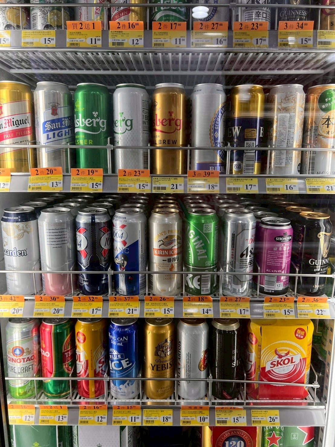 ตู้แช่เครื่องดื่มแอลกอฮอล์หลากหลายยี่ห้อในร้านสะดวกซื้อ