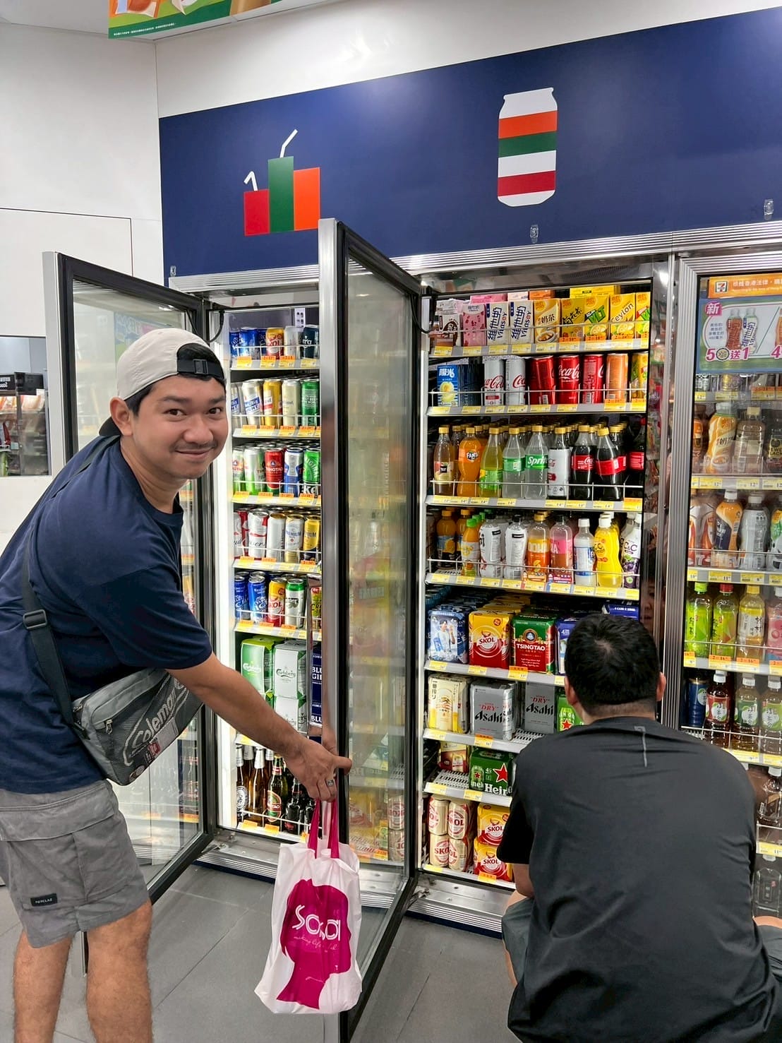 เลือกเครื่องดื่มในตู้แช่ร้านสะดวกซื้อ 7-Eleven ฮ่องกง